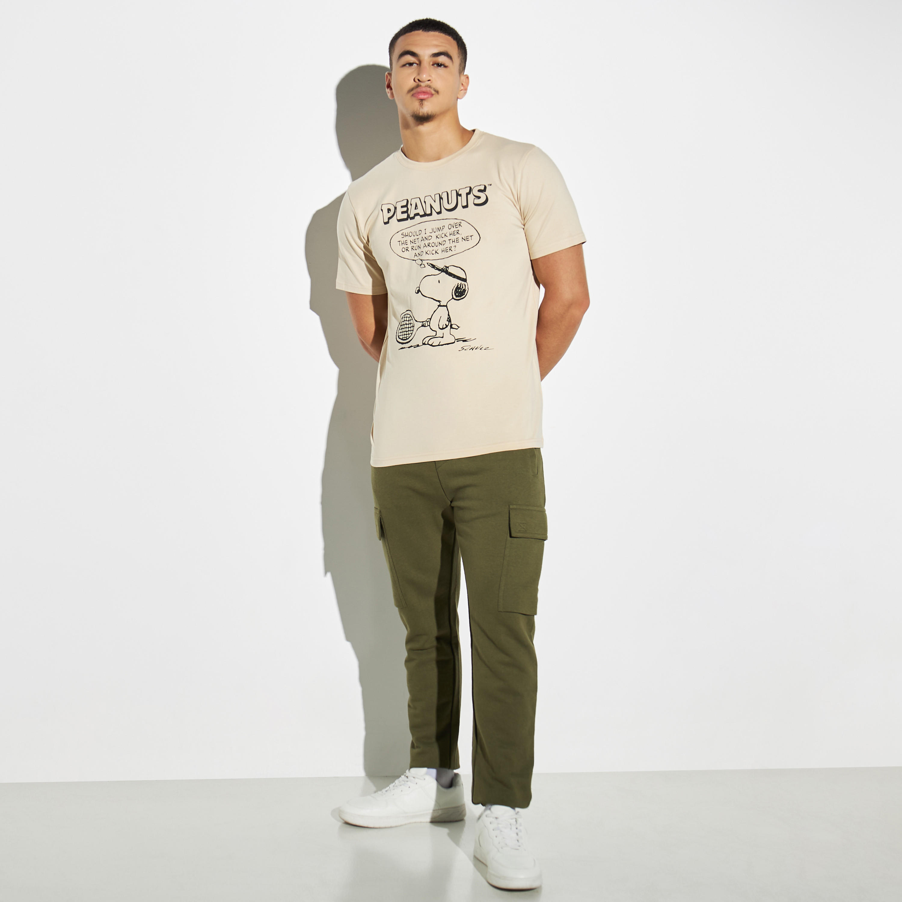 تيشيرت بياقة ضيقة وأكمام قصيرة وطبعات بينوتس-men-clothing-tshirtsandpolos-tshirts-image-2