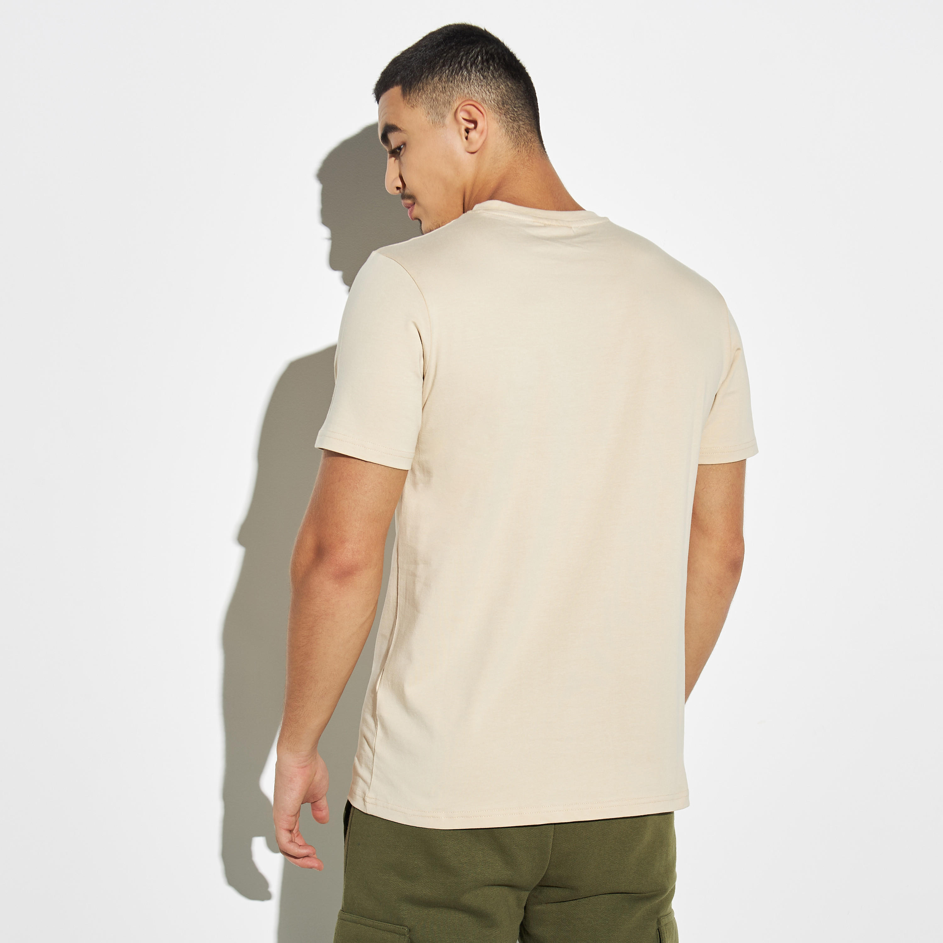 تيشيرت بياقة ضيقة وأكمام قصيرة وطبعات بينوتس-men-clothing-tshirtsandpolos-tshirts-image-3