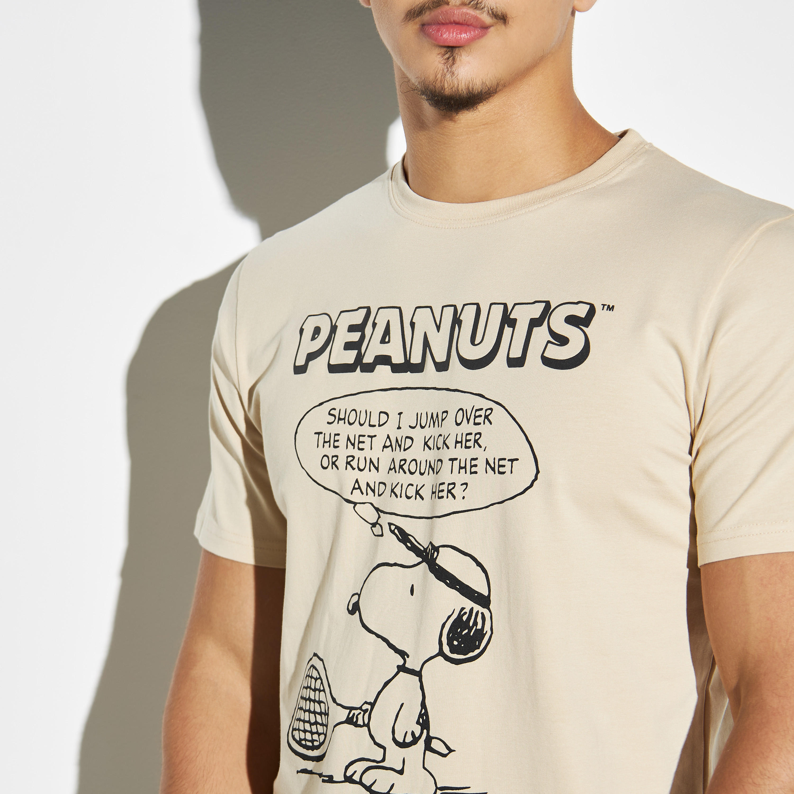 تيشيرت بياقة ضيقة وأكمام قصيرة وطبعات بينوتس-men-clothing-tshirtsandpolos-tshirts-image-4