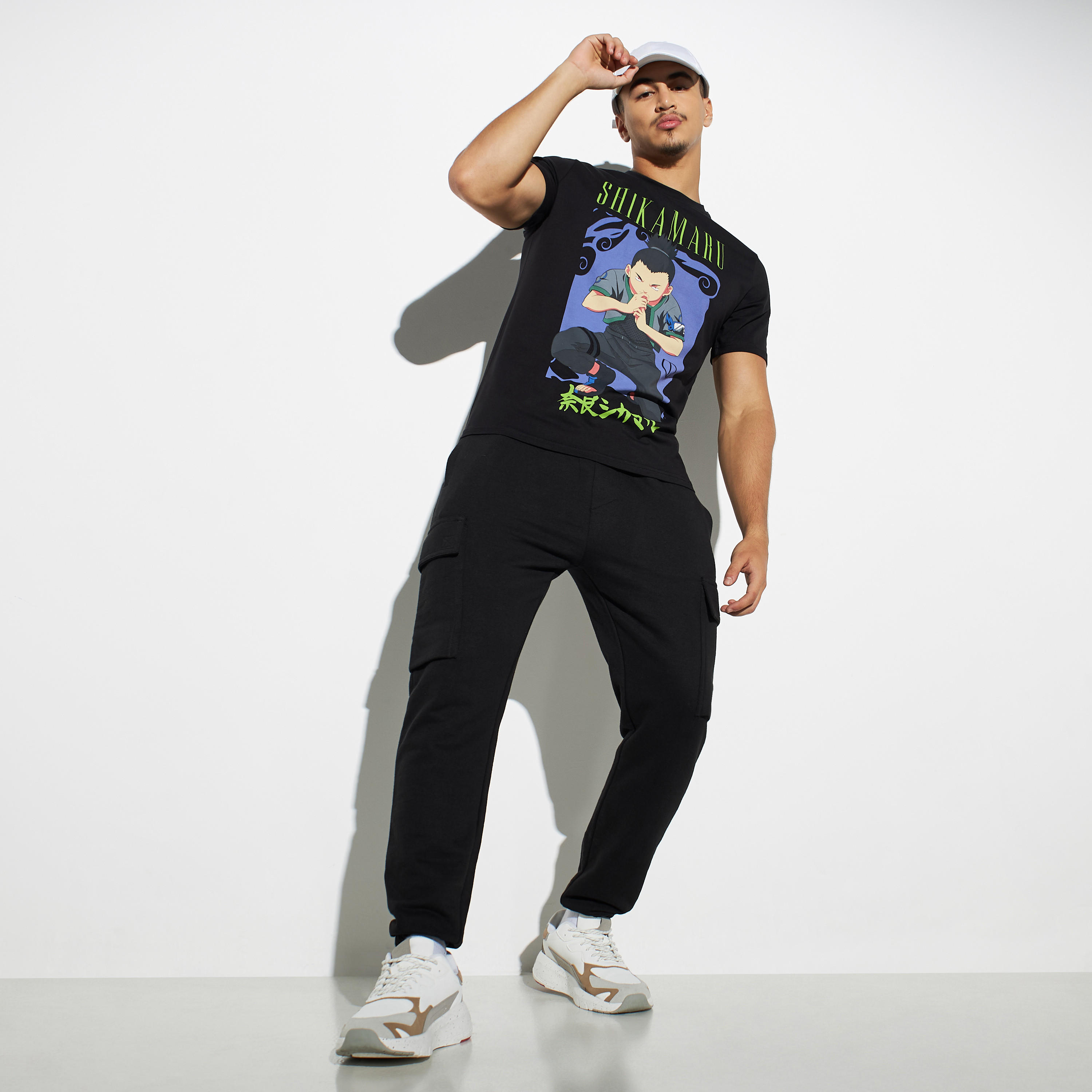 تيشيرت بياقة ضيقة وطبعات شيكامارو نارا-men-clothing-tshirtsandpolos-tshirts-image-2