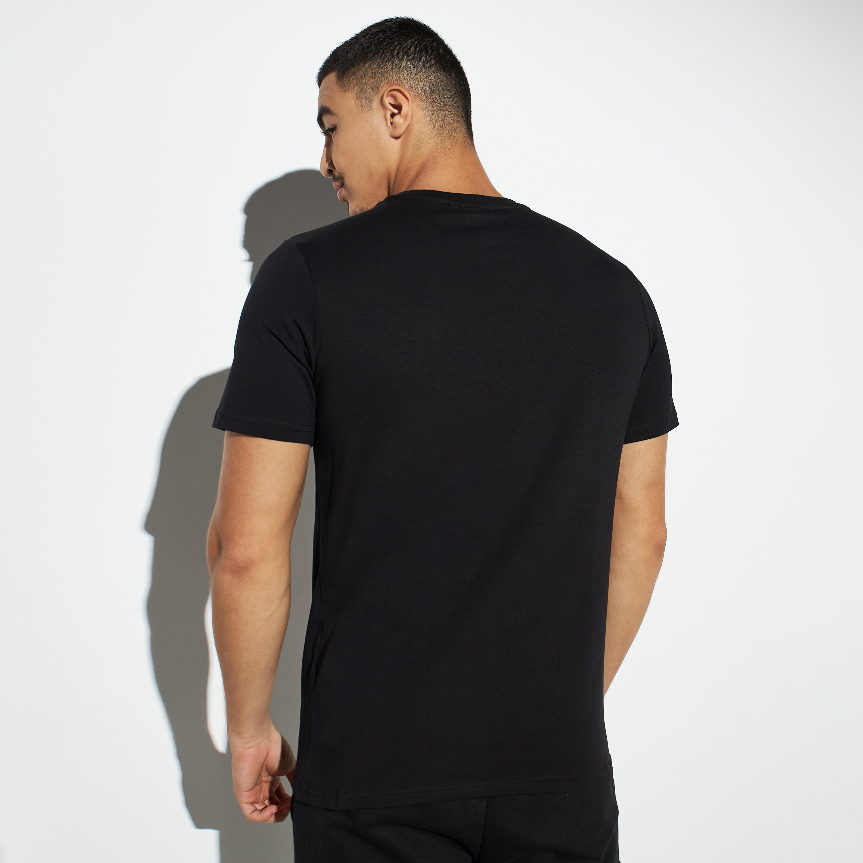 تيشيرت بياقة ضيقة وطبعات شيكامارو نارا-men-clothing-tshirtsandpolos-tshirts-image-3