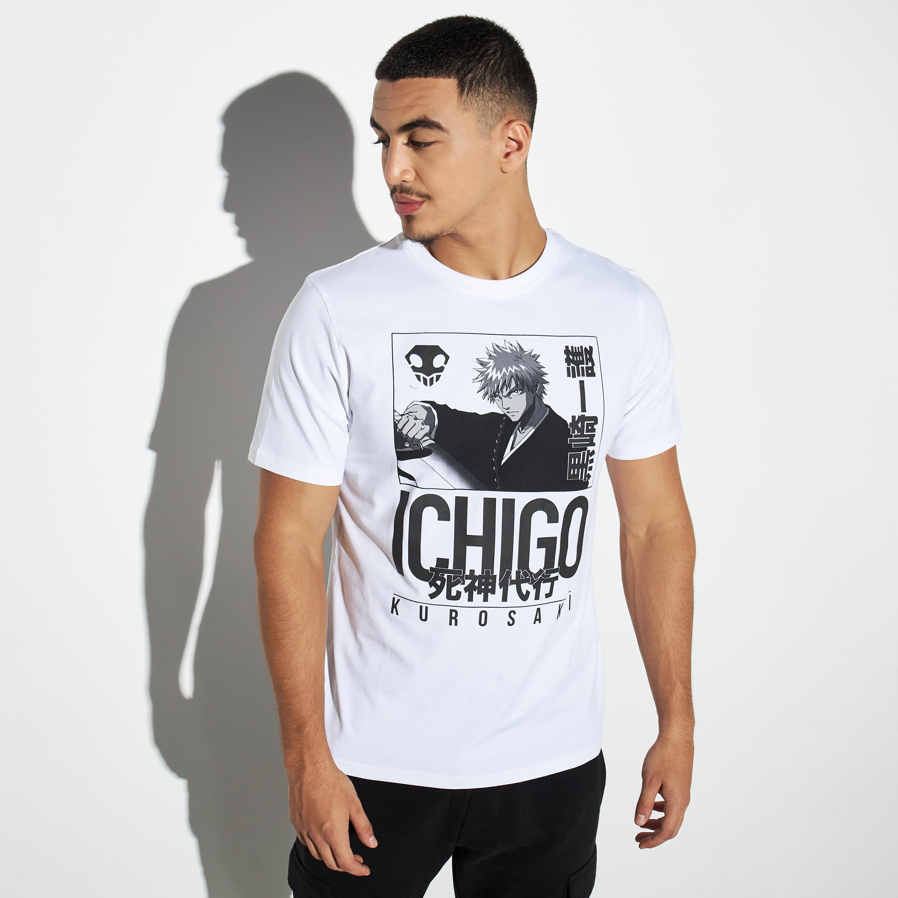 تيشيرت بياقة ضيّقة وطبعات-men-clothing-tshirtsandpolos-tshirts-image-1