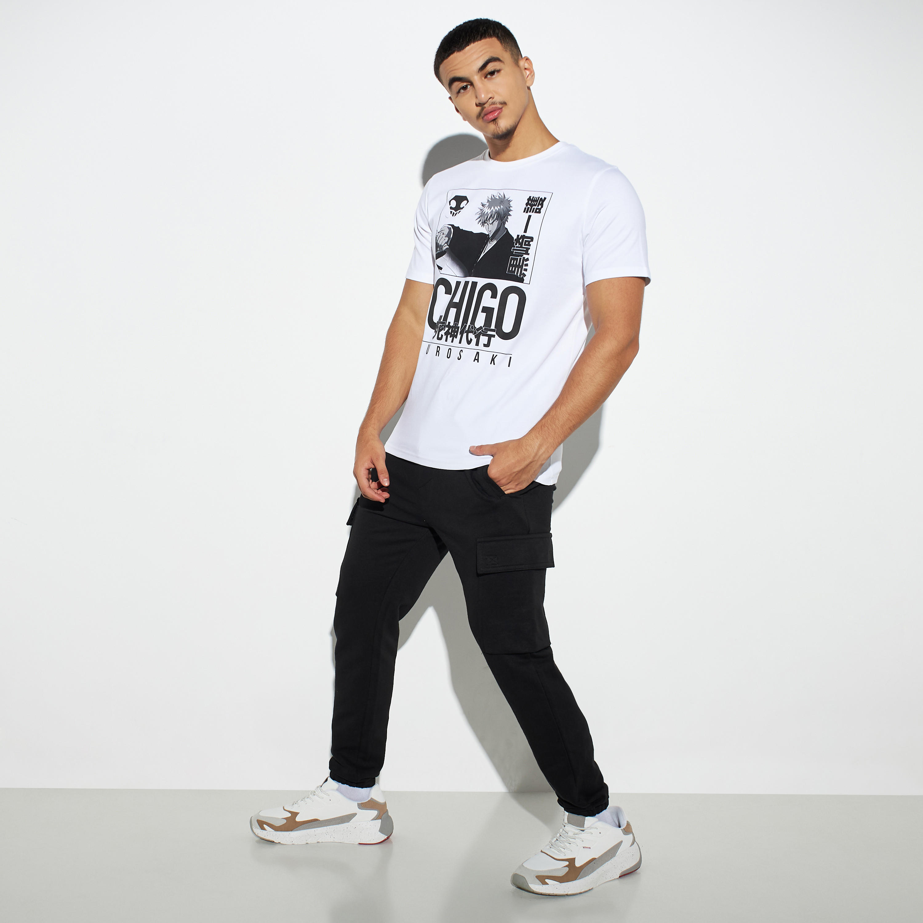 تيشيرت بياقة ضيّقة وطبعات-men-clothing-tshirtsandpolos-tshirts-image-2