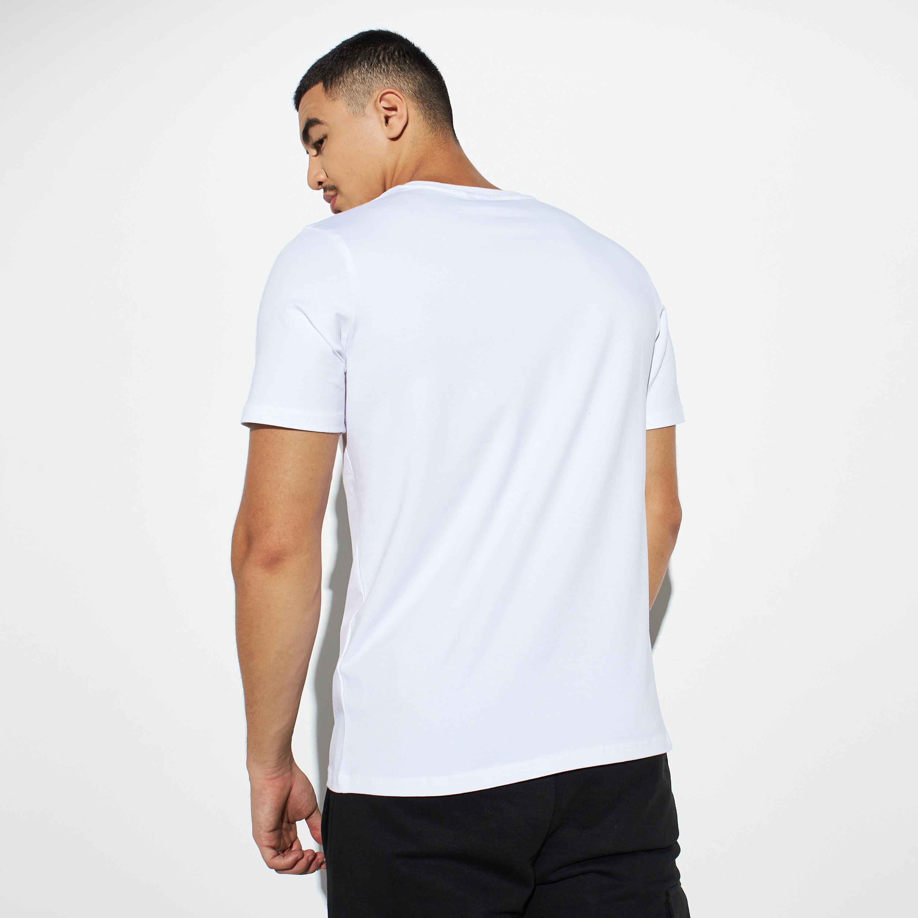 تيشيرت بياقة ضيّقة وطبعات-men-clothing-tshirtsandpolos-tshirts-image-3
