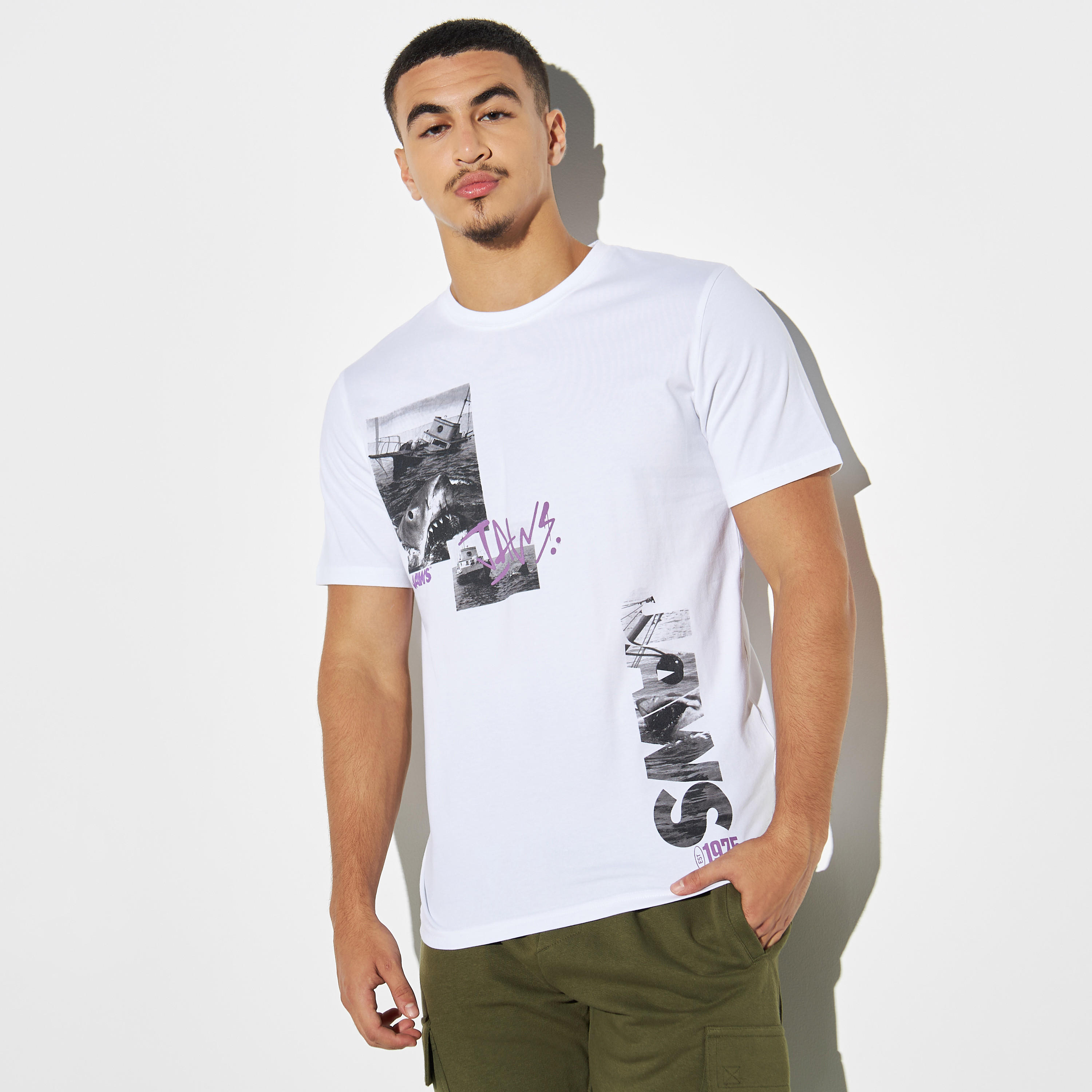 تيشيرت بياقة ضيقة وطبعات-men-clothing-tshirtsandpolos-tshirts-image-4