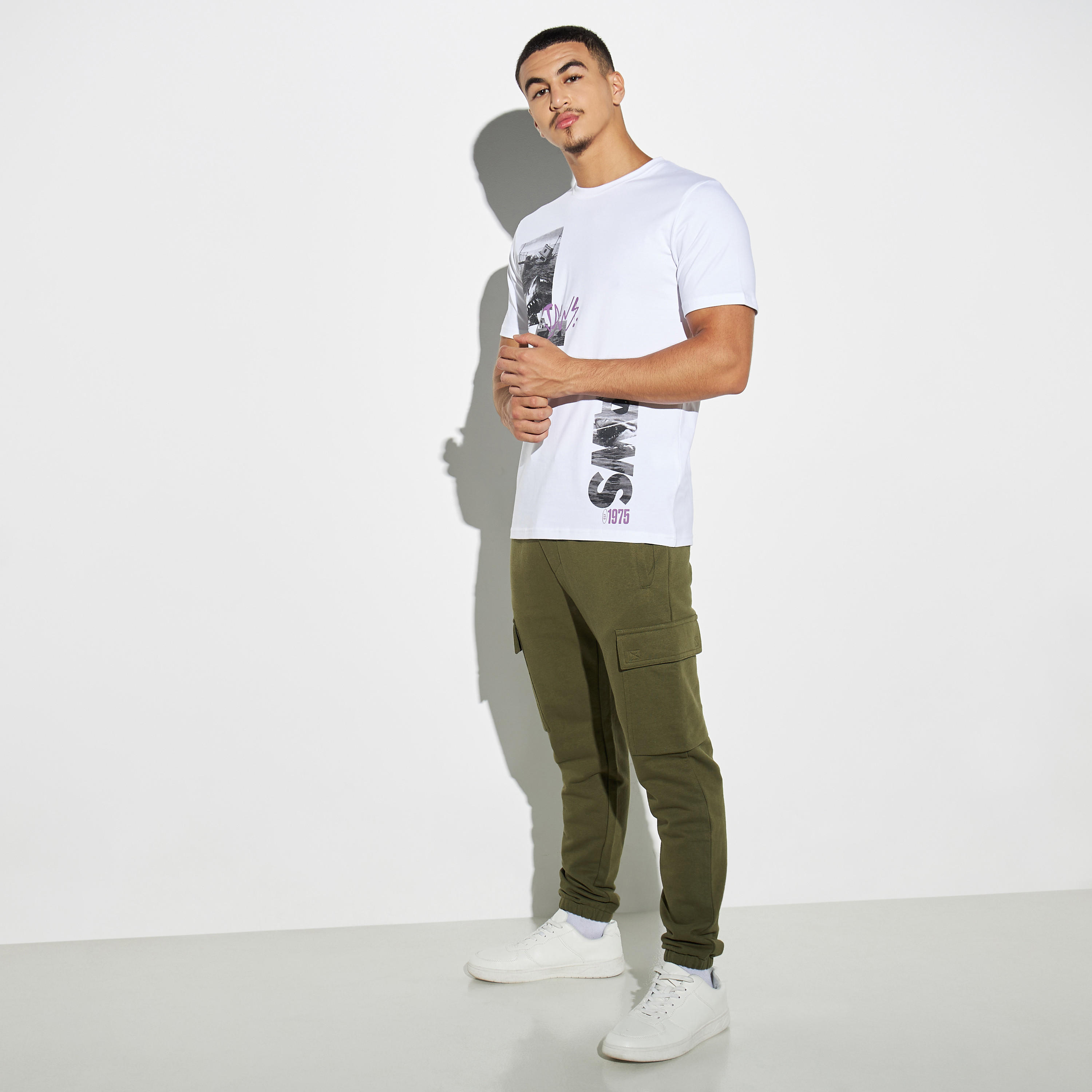 تيشيرت بياقة ضيقة وطبعات-men-clothing-tshirtsandpolos-tshirts-image-3