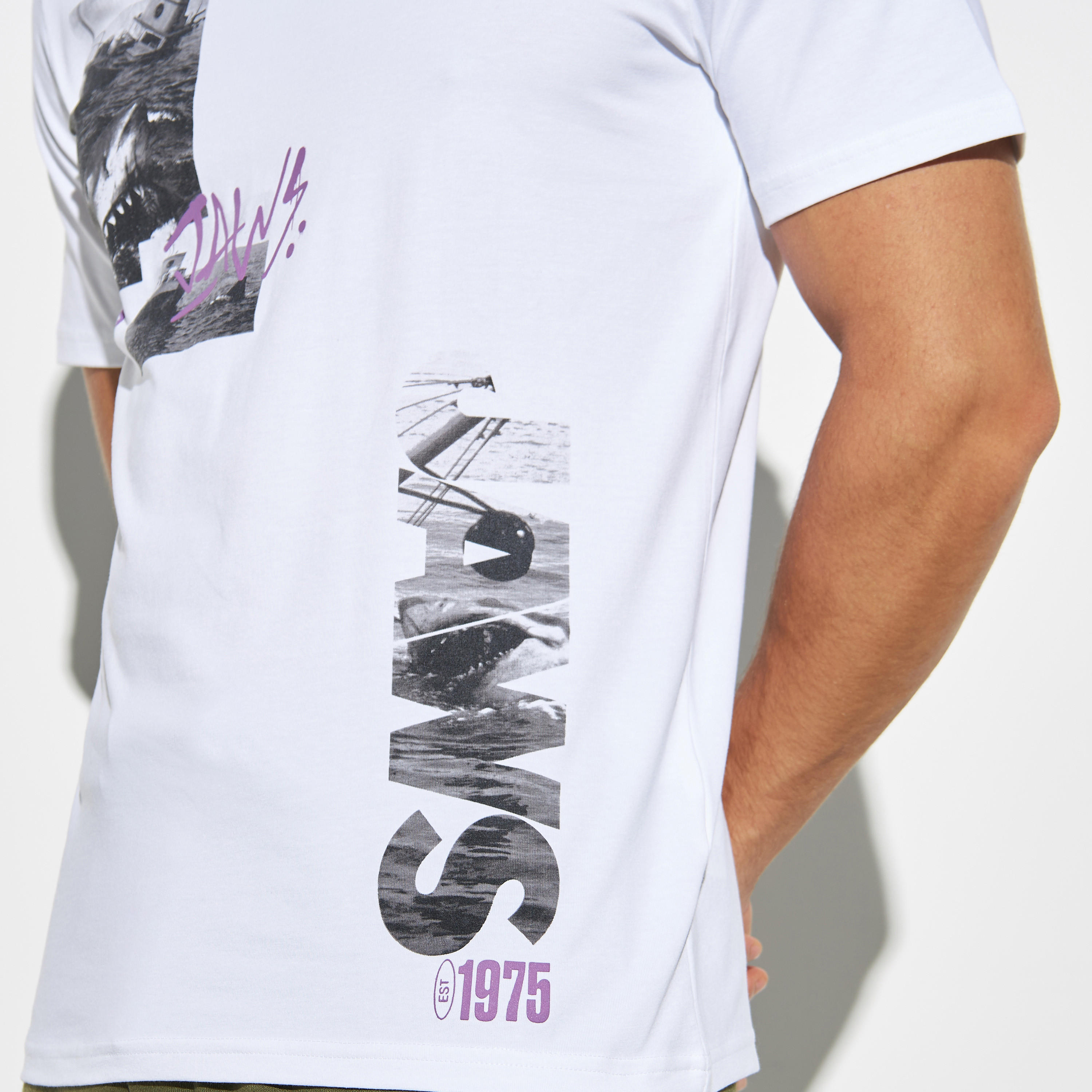 تيشيرت بياقة ضيقة وطبعات-men-clothing-tshirtsandpolos-tshirts-image-1