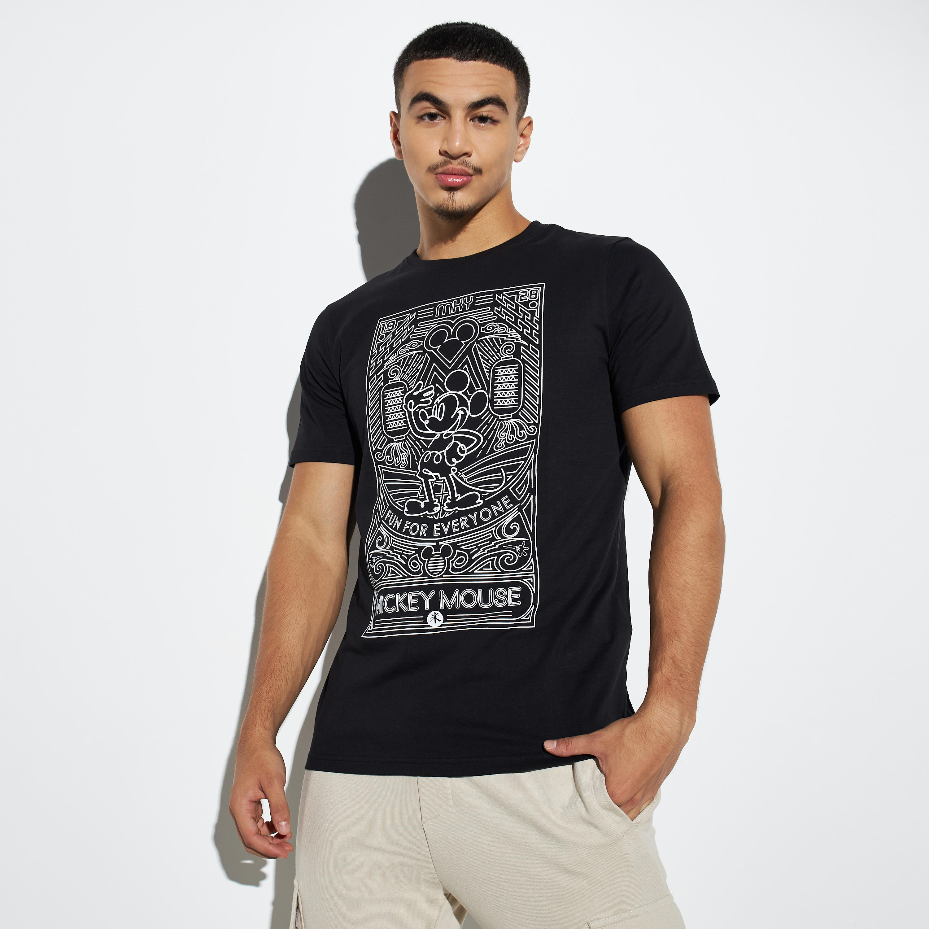 تيشيرت بياقة ضيقة وطبعات ميني ماوس-men-clothing-tshirtsandpolos-tshirts-image-1