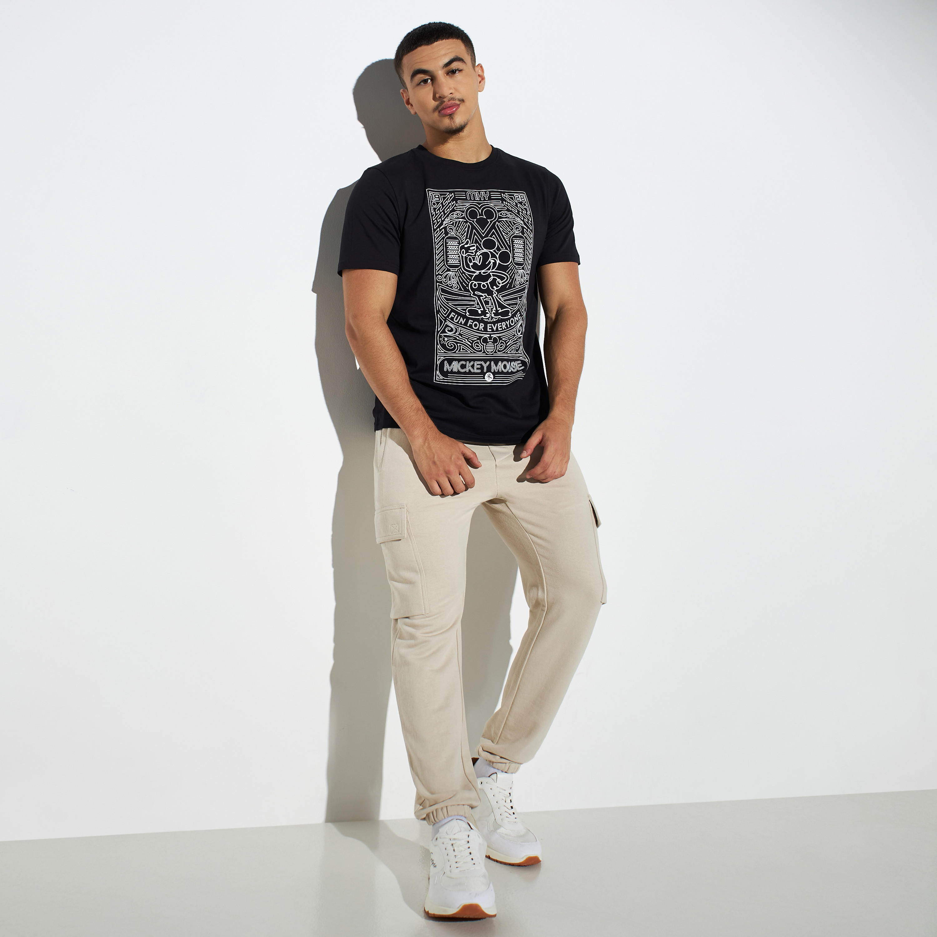تيشيرت بياقة ضيقة وطبعات ميني ماوس-men-clothing-tshirtsandpolos-tshirts-image-2