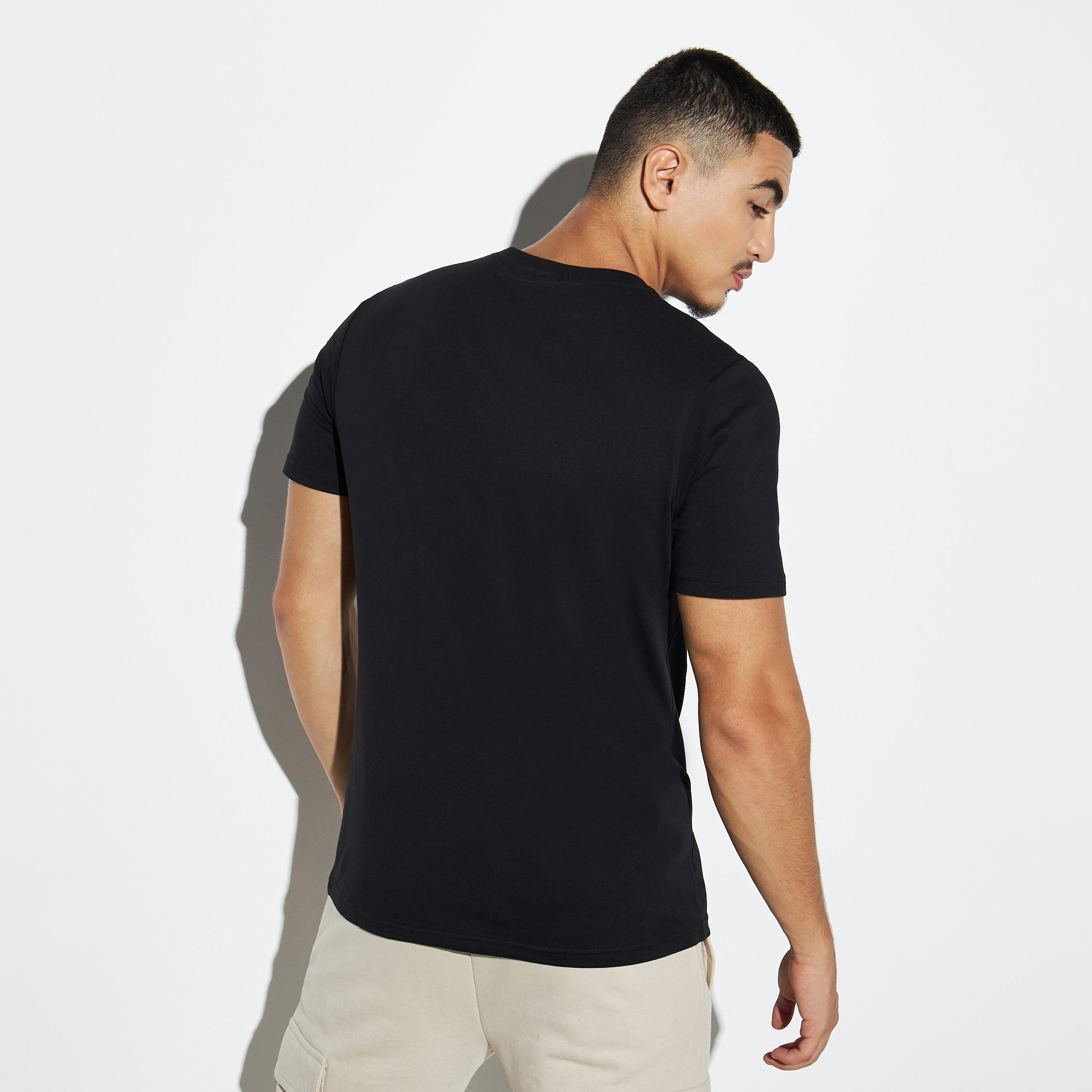 تيشيرت بياقة ضيقة وطبعات ميني ماوس-men-clothing-tshirtsandpolos-tshirts-image-3