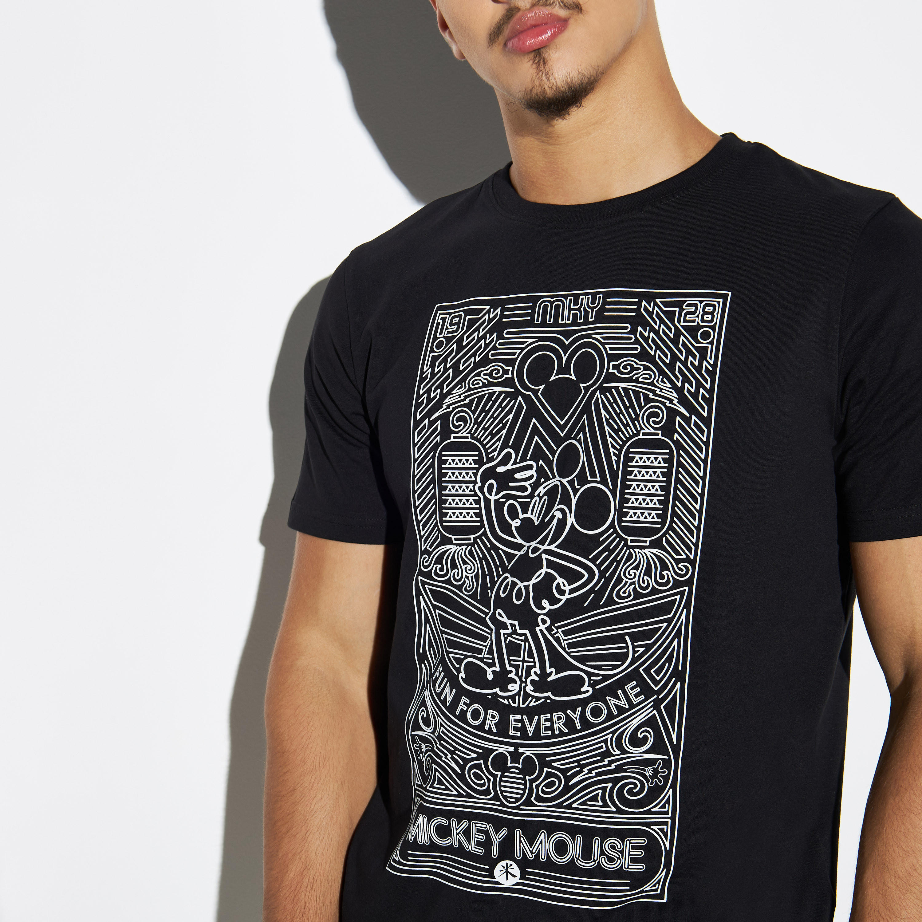 تيشيرت بياقة ضيقة وطبعات ميني ماوس-men-clothing-tshirtsandpolos-tshirts-image-4