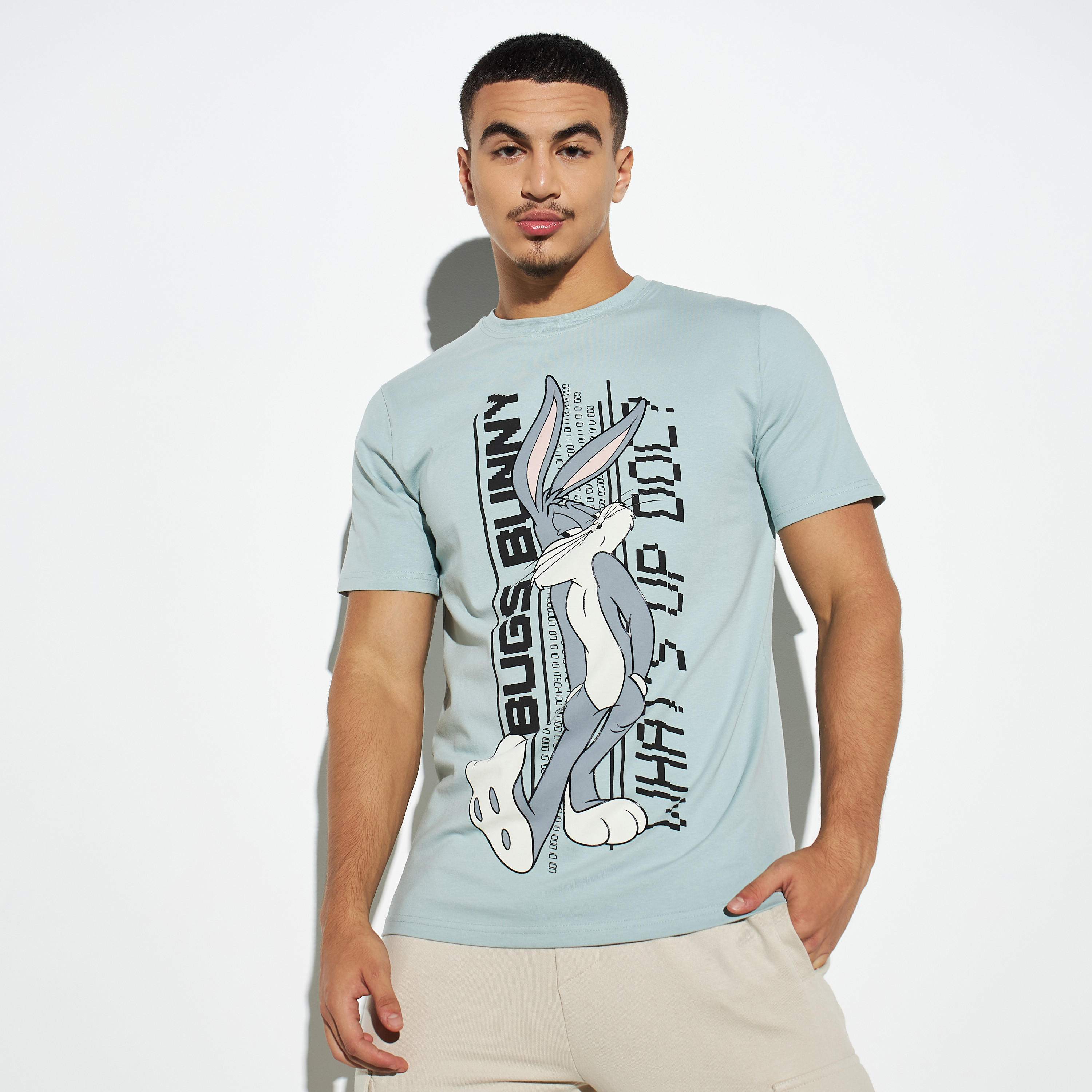 تيشيرت بياقة ضيقة وأكمام قصيرة وطبعات باجز باني-men-clothing-tshirtsandpolos-tshirts-image-1