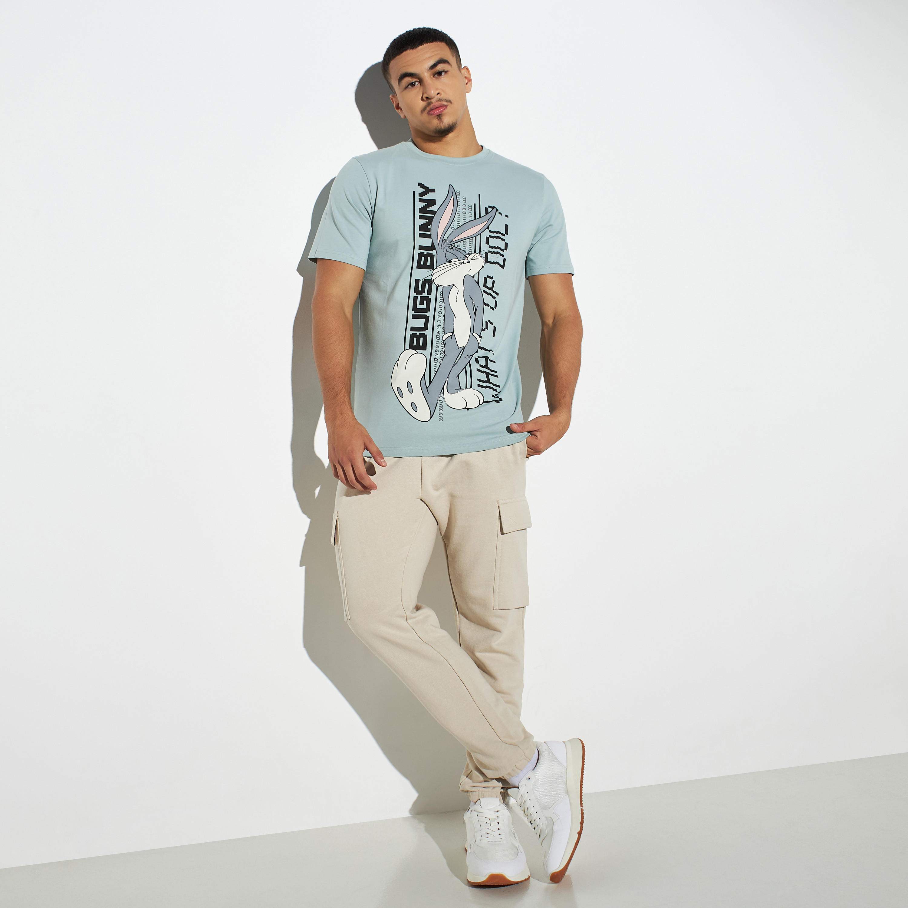 تيشيرت بياقة ضيقة وأكمام قصيرة وطبعات باجز باني-men-clothing-tshirtsandpolos-tshirts-image-2