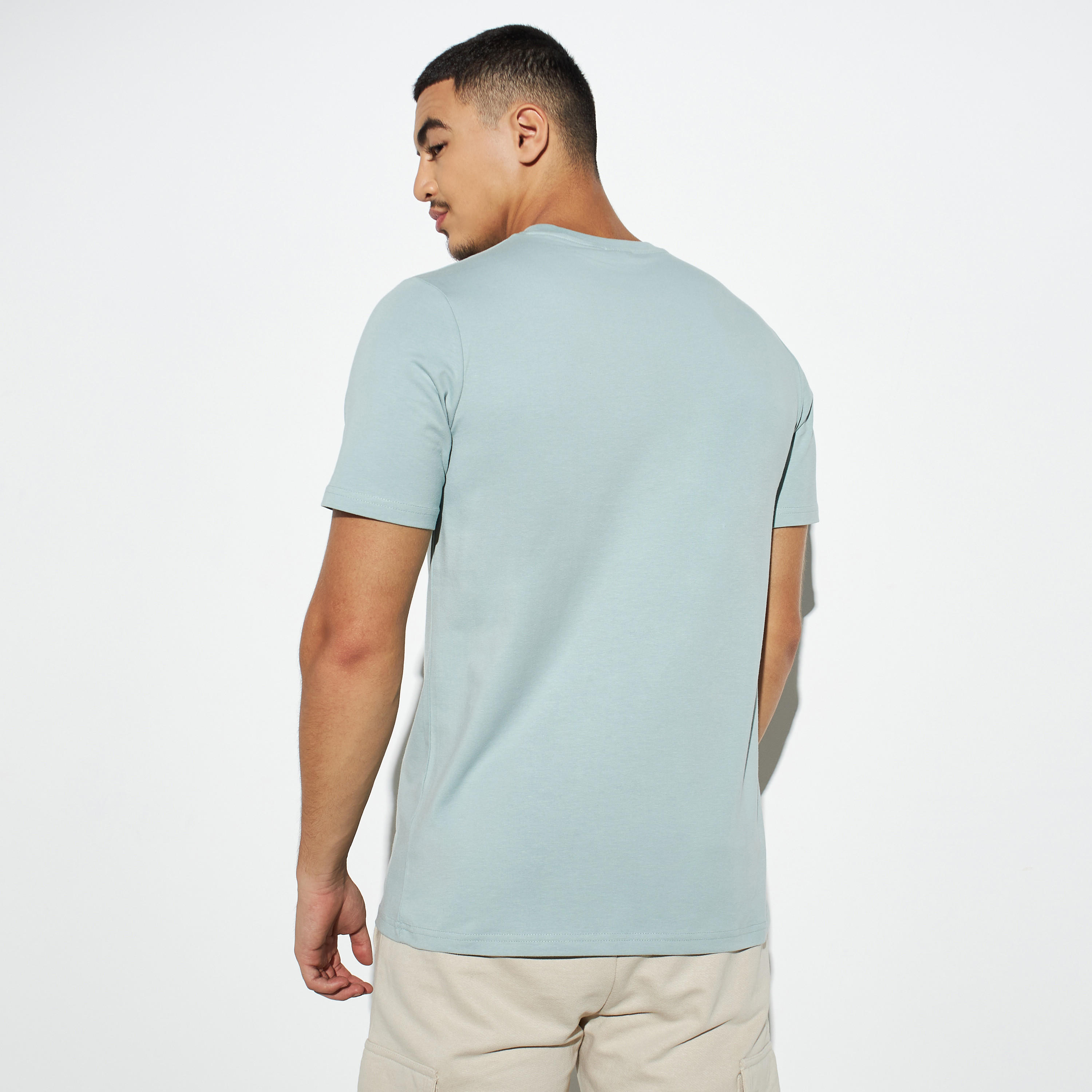 تيشيرت بياقة ضيقة وأكمام قصيرة وطبعات باجز باني-men-clothing-tshirtsandpolos-tshirts-image-3