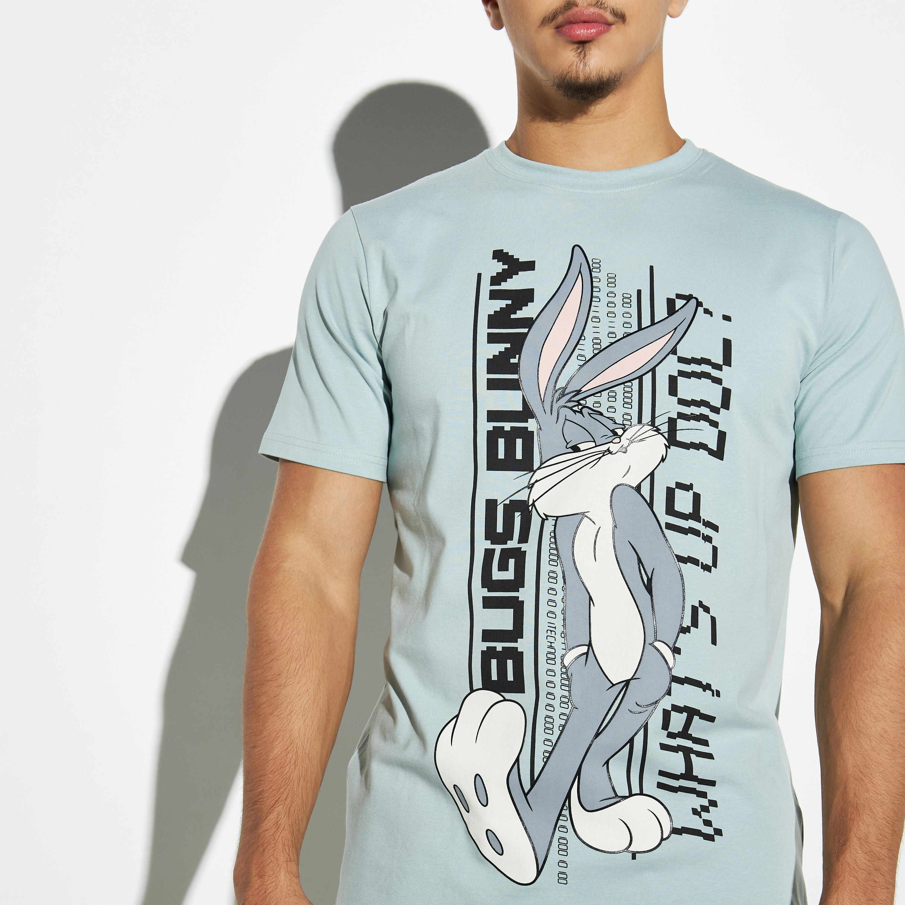 تيشيرت بياقة ضيقة وأكمام قصيرة وطبعات باجز باني-men-clothing-tshirtsandpolos-tshirts-image-4