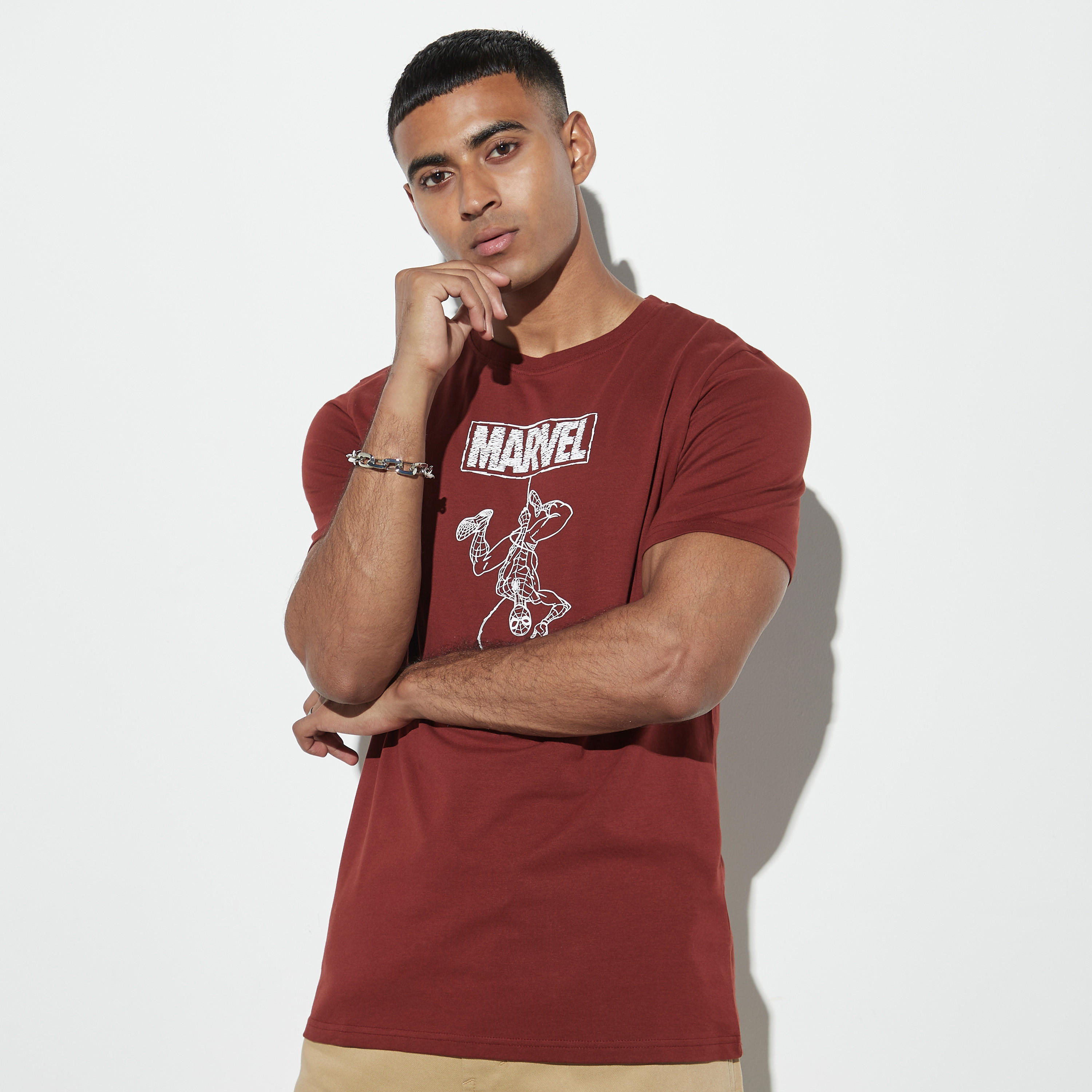 تيشيرت بياقة ضيقة وأكمام قصيرة وطبعات جرافيك-men-clothing-tshirtsandpolos-tshirts-image-1