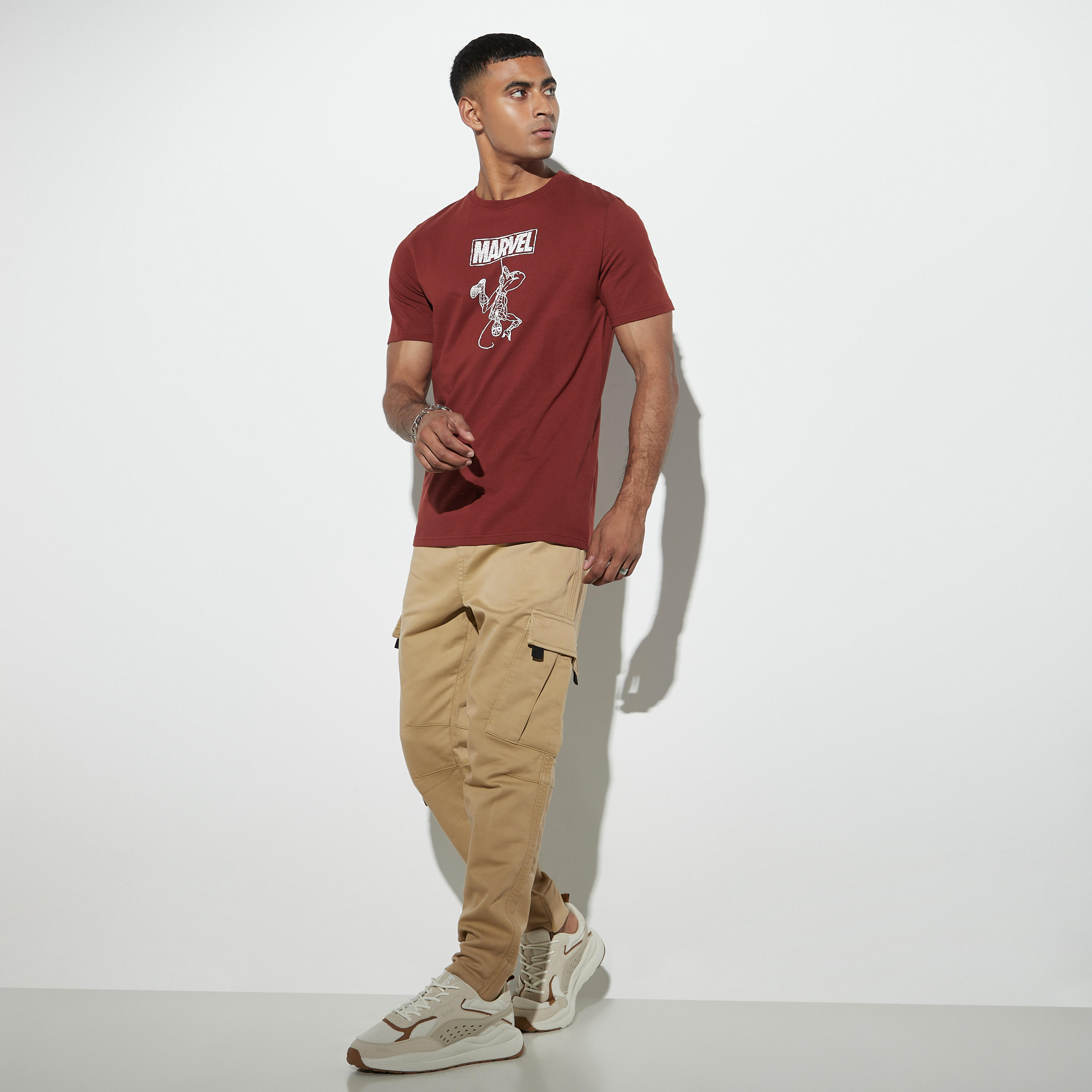 تيشيرت بياقة ضيقة وأكمام قصيرة وطبعات جرافيك-men-clothing-tshirtsandpolos-tshirts-image-2