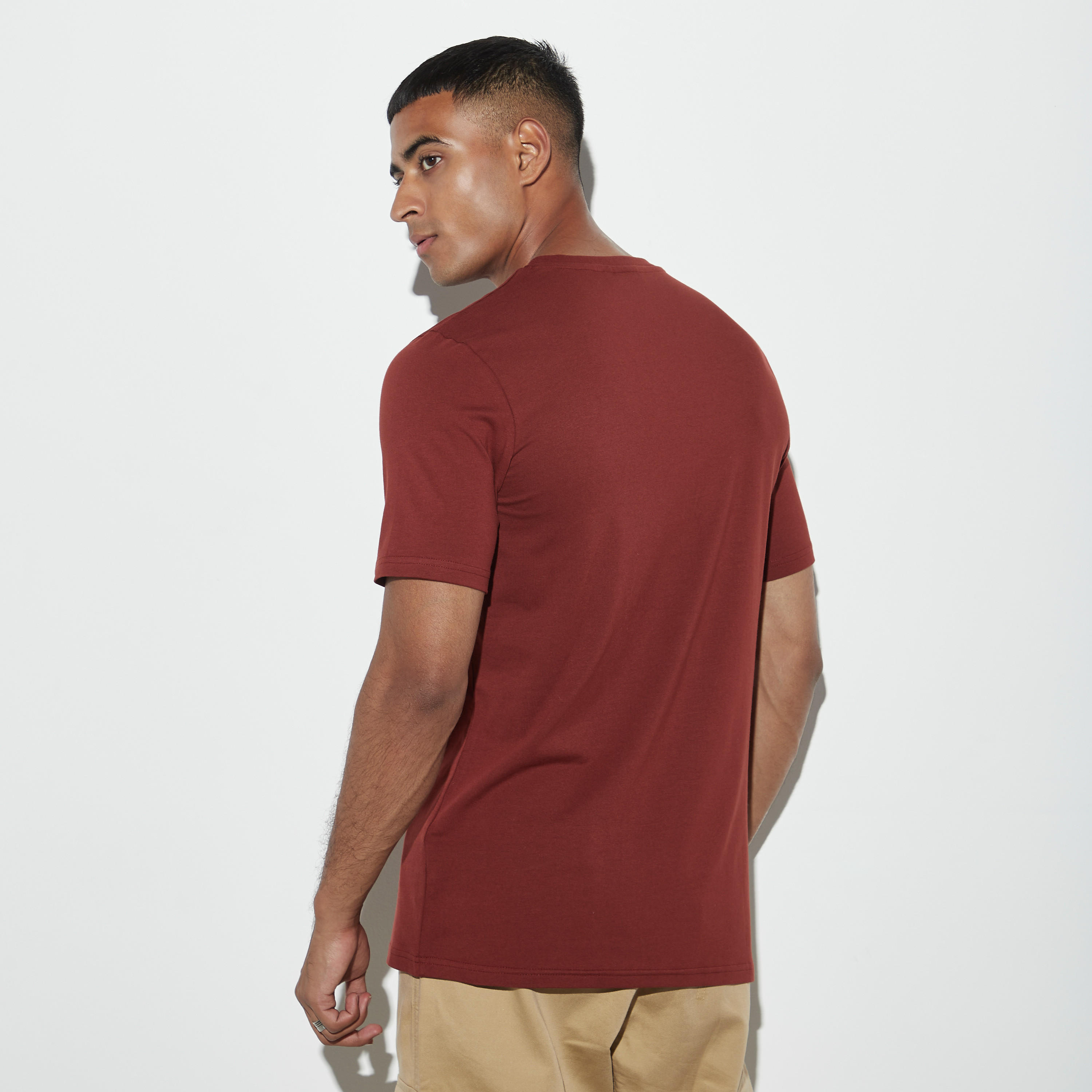 تيشيرت بياقة ضيقة وأكمام قصيرة وطبعات جرافيك-men-clothing-tshirtsandpolos-tshirts-image-3