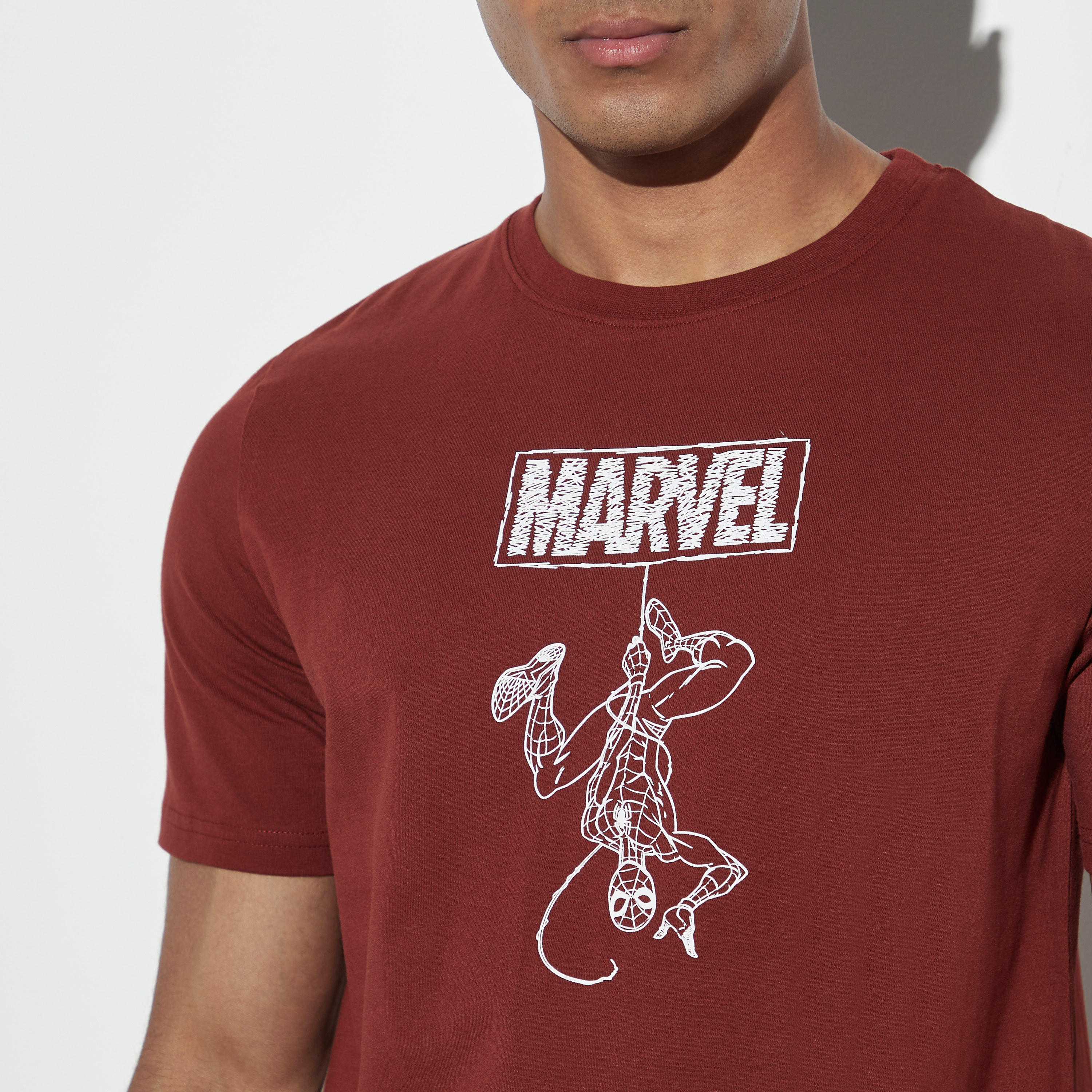 تيشيرت بياقة ضيقة وأكمام قصيرة وطبعات جرافيك-men-clothing-tshirtsandpolos-tshirts-image-4