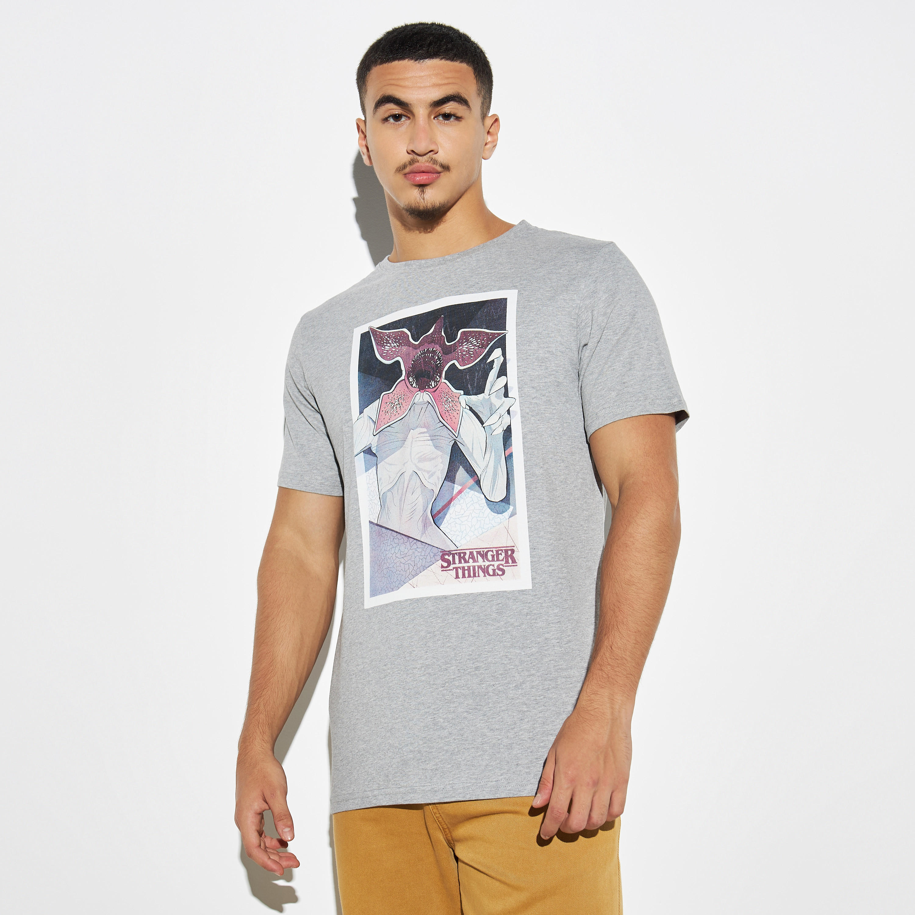 تيشيرت بياقة ضيقة وأكمام قصيرة وطبعات سترينجر ثينقز-men-clothing-tshirtsandpolos-tshirts-image-1