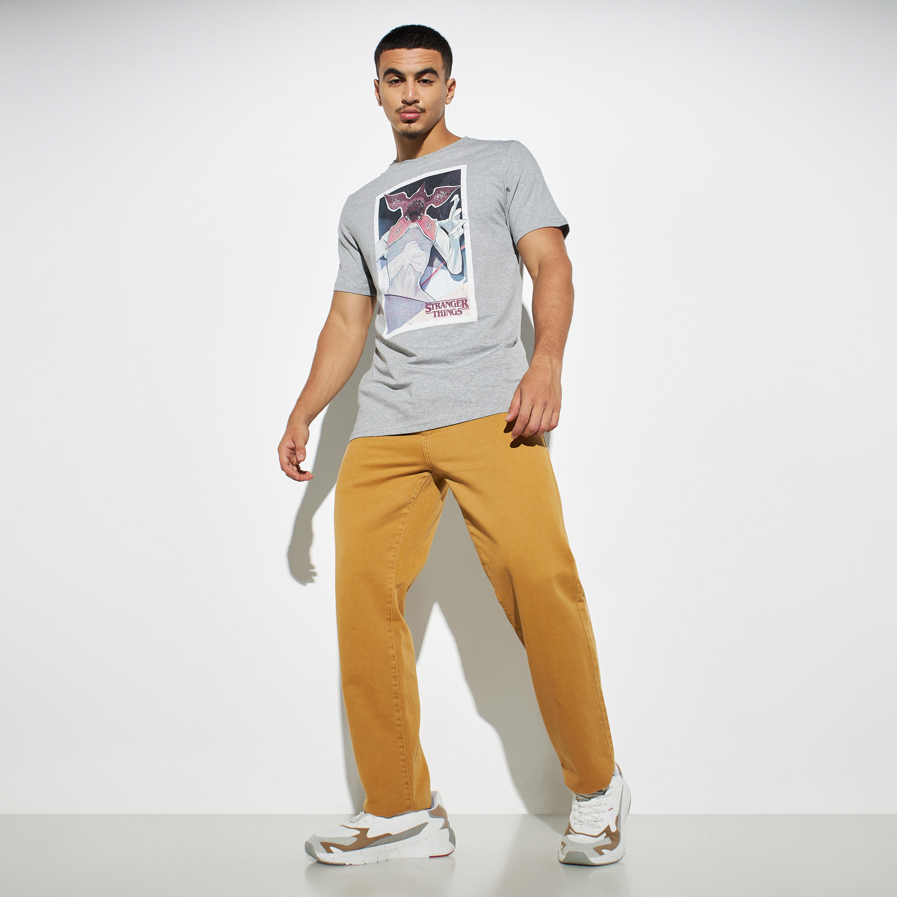 تيشيرت بياقة ضيقة وأكمام قصيرة وطبعات سترينجر ثينقز-men-clothing-tshirtsandpolos-tshirts-image-2