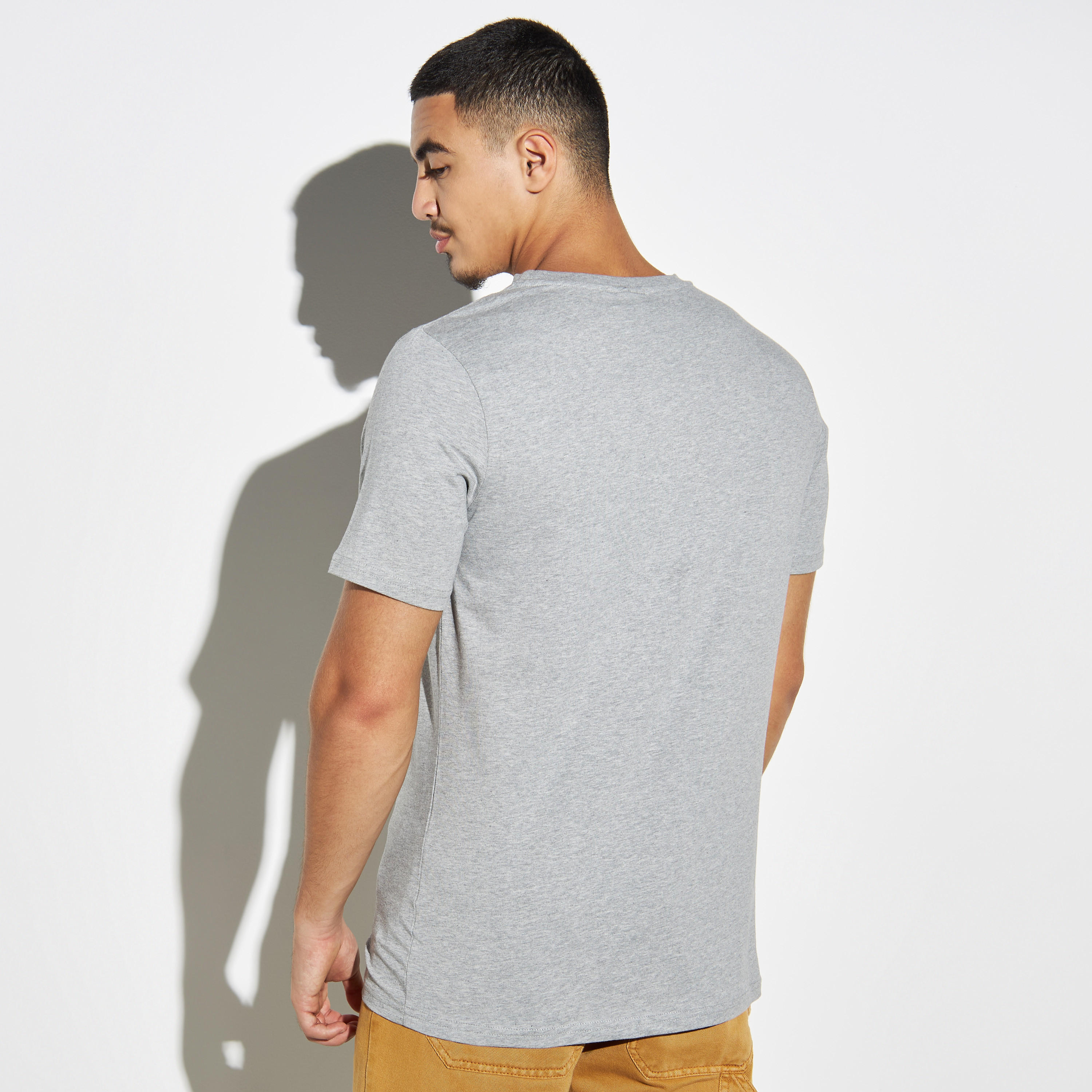 تيشيرت بياقة ضيقة وأكمام قصيرة وطبعات سترينجر ثينقز-men-clothing-tshirtsandpolos-tshirts-image-3