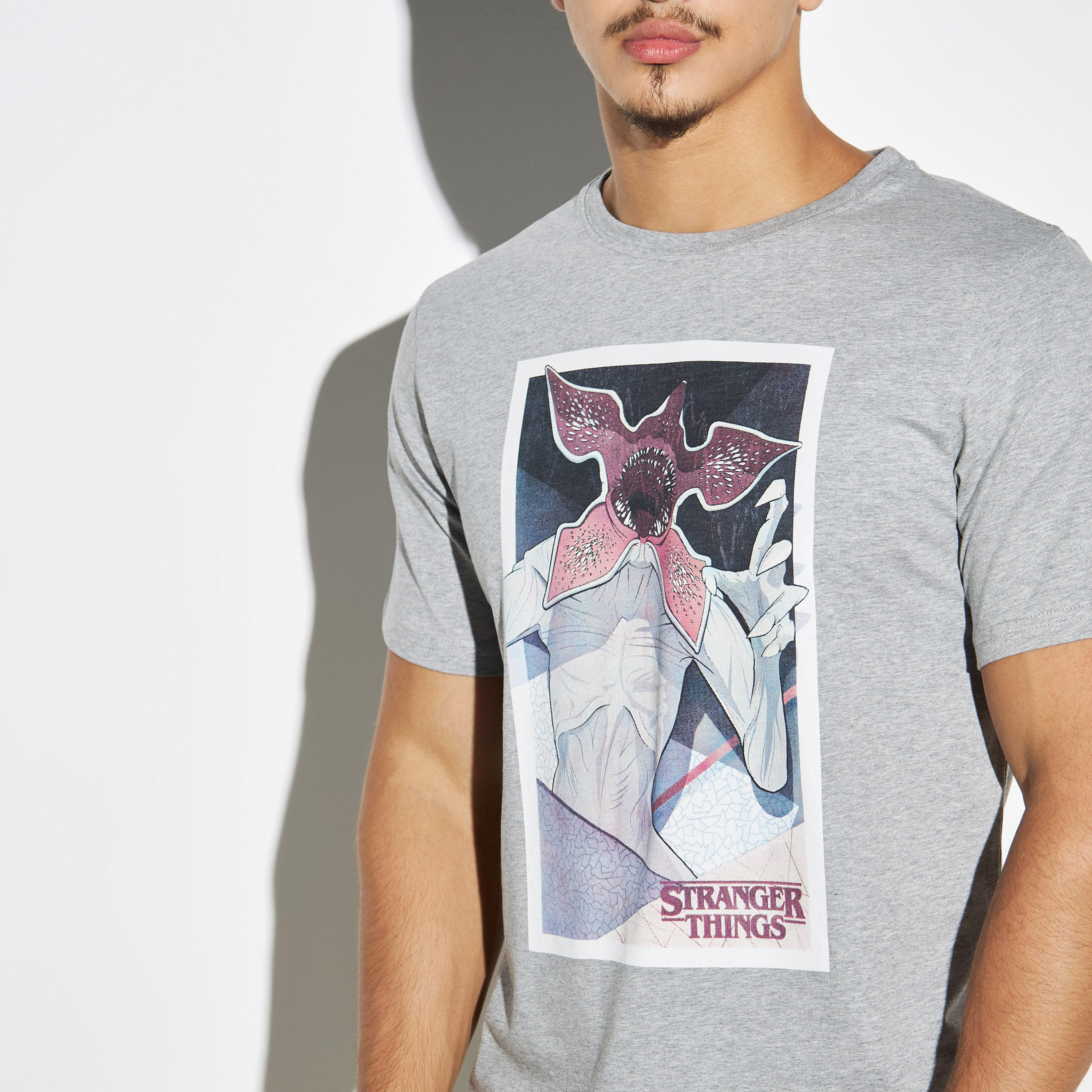 تيشيرت بياقة ضيقة وأكمام قصيرة وطبعات سترينجر ثينقز-men-clothing-tshirtsandpolos-tshirts-image-4