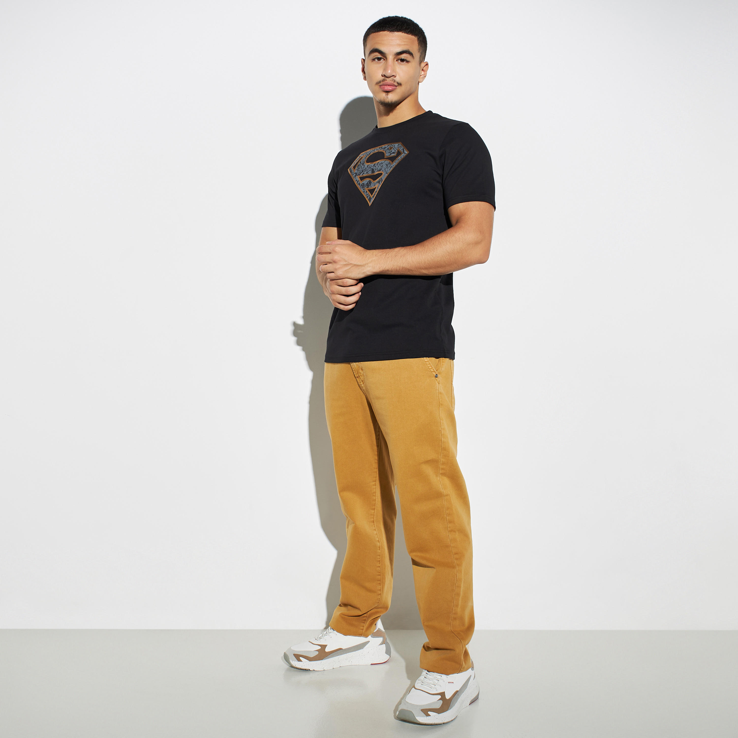 تيشيرت بياقة ضيقة وأكمام قصيرة وطبعات سوبرمان-men-clothing-tshirtsandpolos-tshirts-image-2