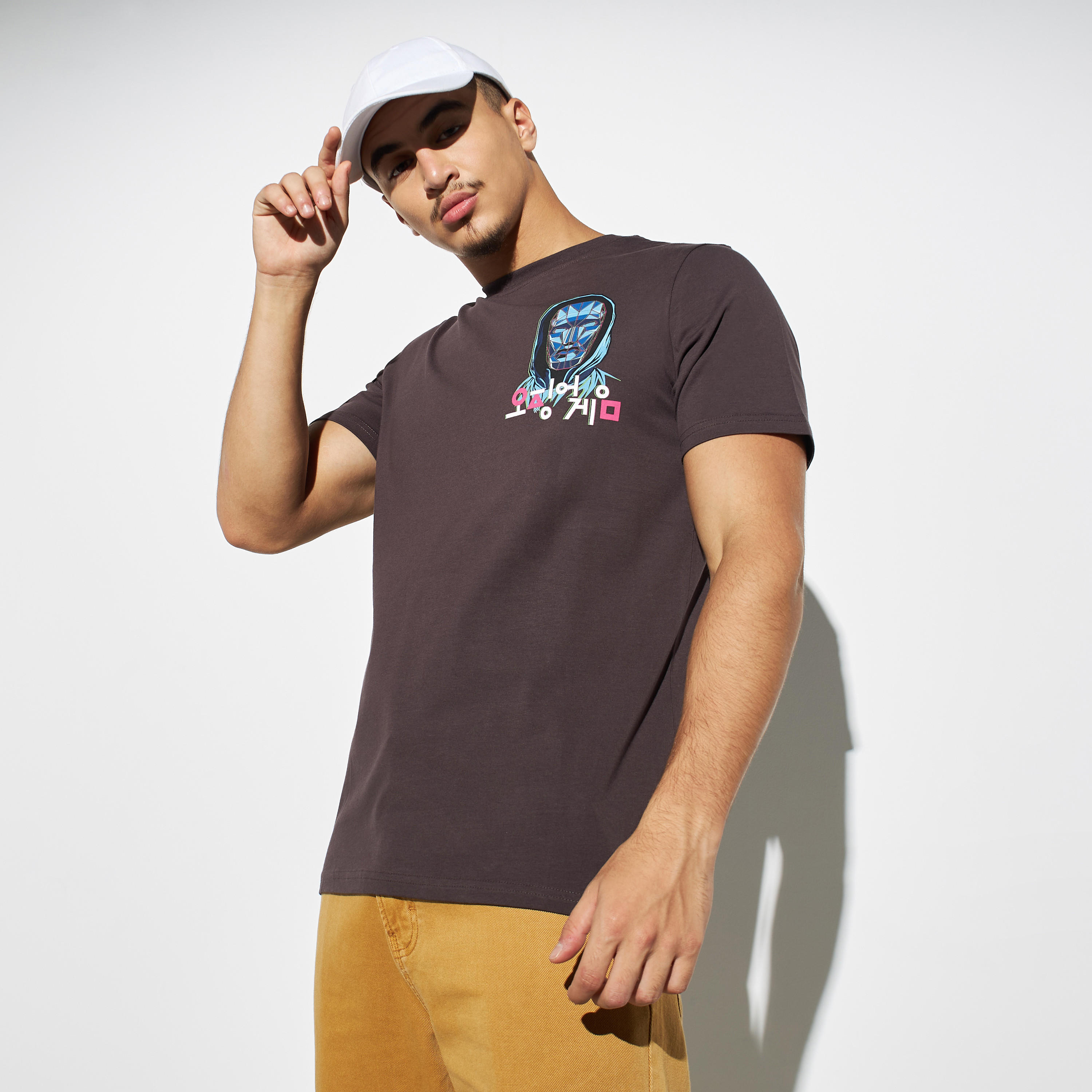 تيشيرت بياقة ضيقة وأكمام قصيرة وطبعات-men-clothing-tshirtsandpolos-tshirts-image-1