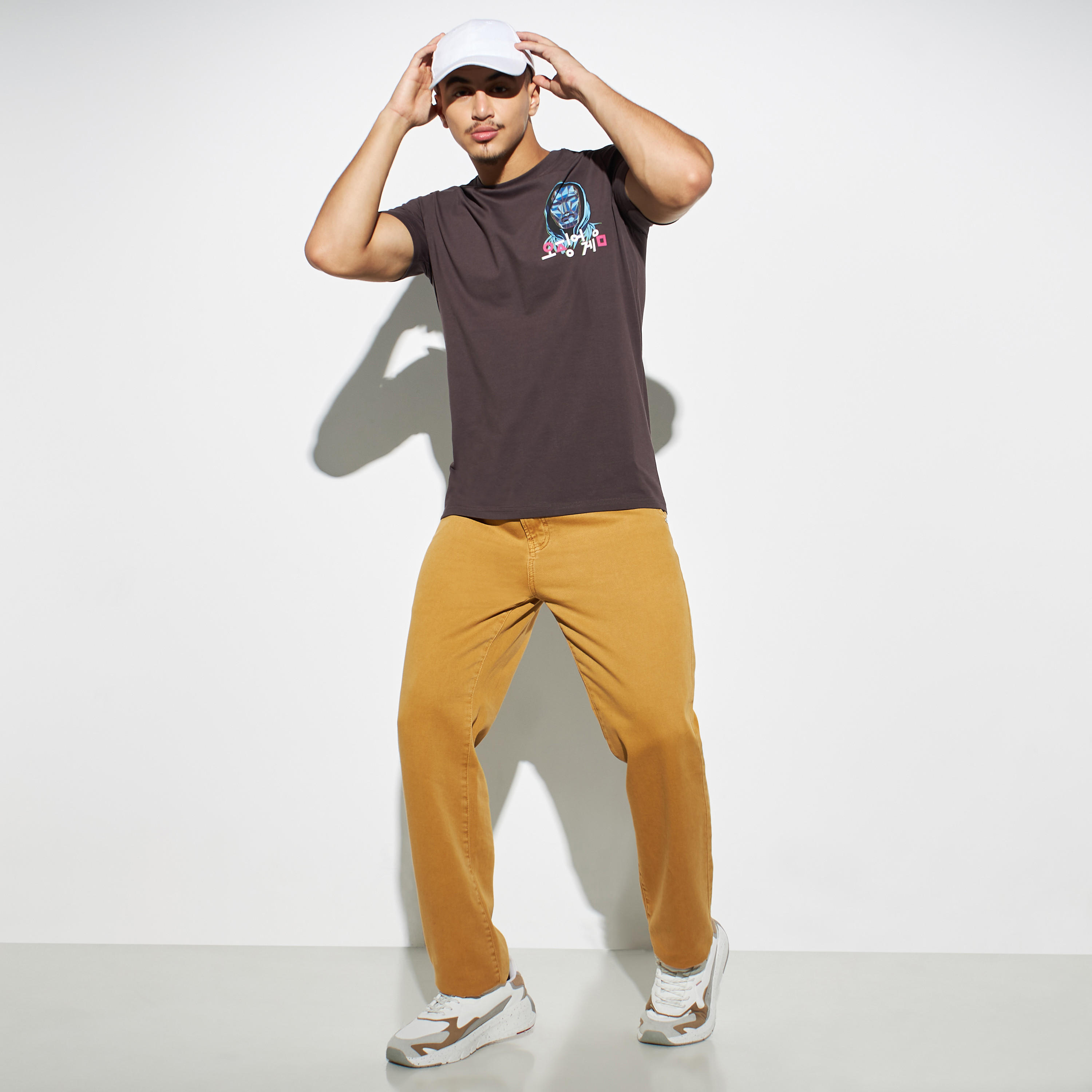 تيشيرت بياقة ضيقة وأكمام قصيرة وطبعات-men-clothing-tshirtsandpolos-tshirts-image-2
