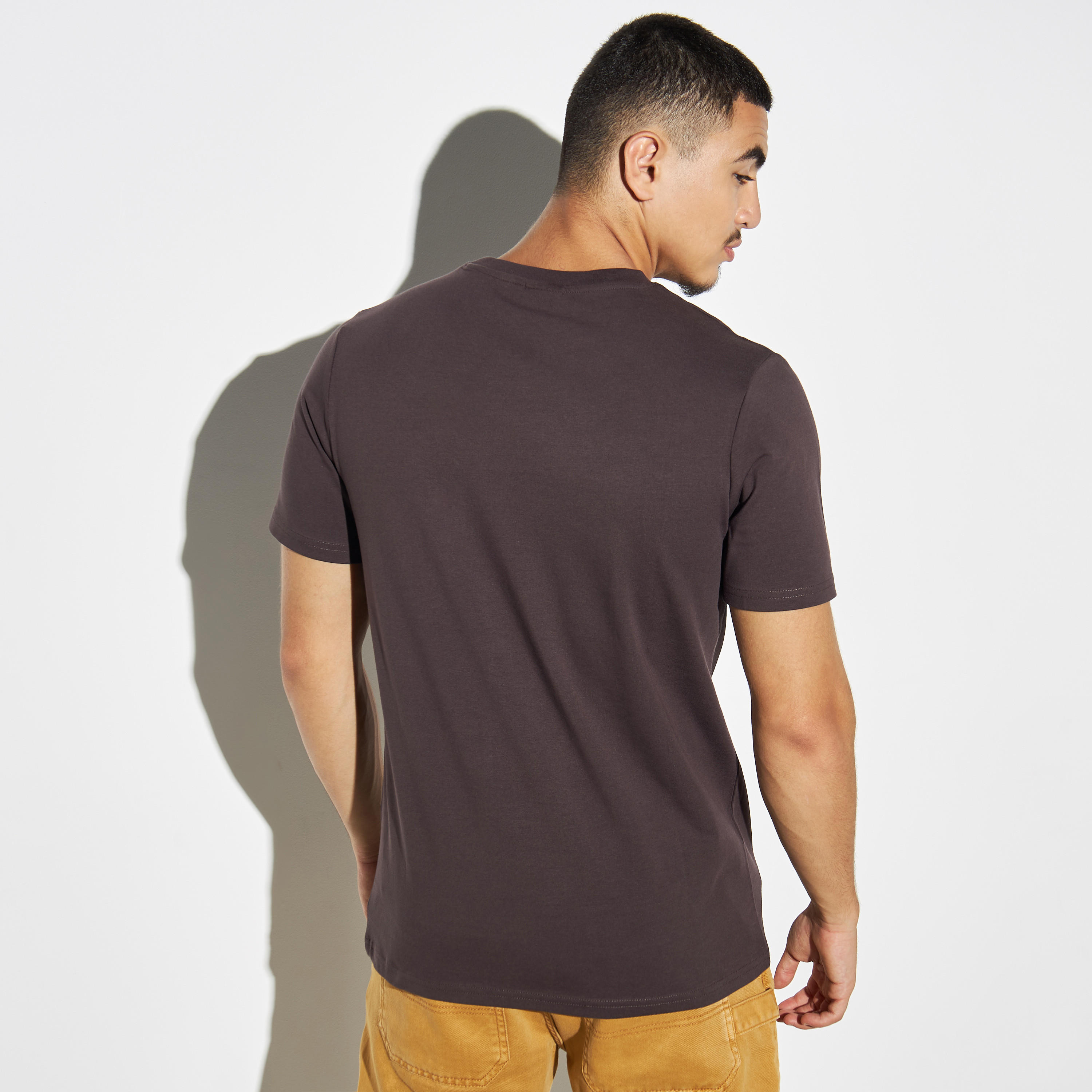 تيشيرت بياقة ضيقة وأكمام قصيرة وطبعات-men-clothing-tshirtsandpolos-tshirts-image-3