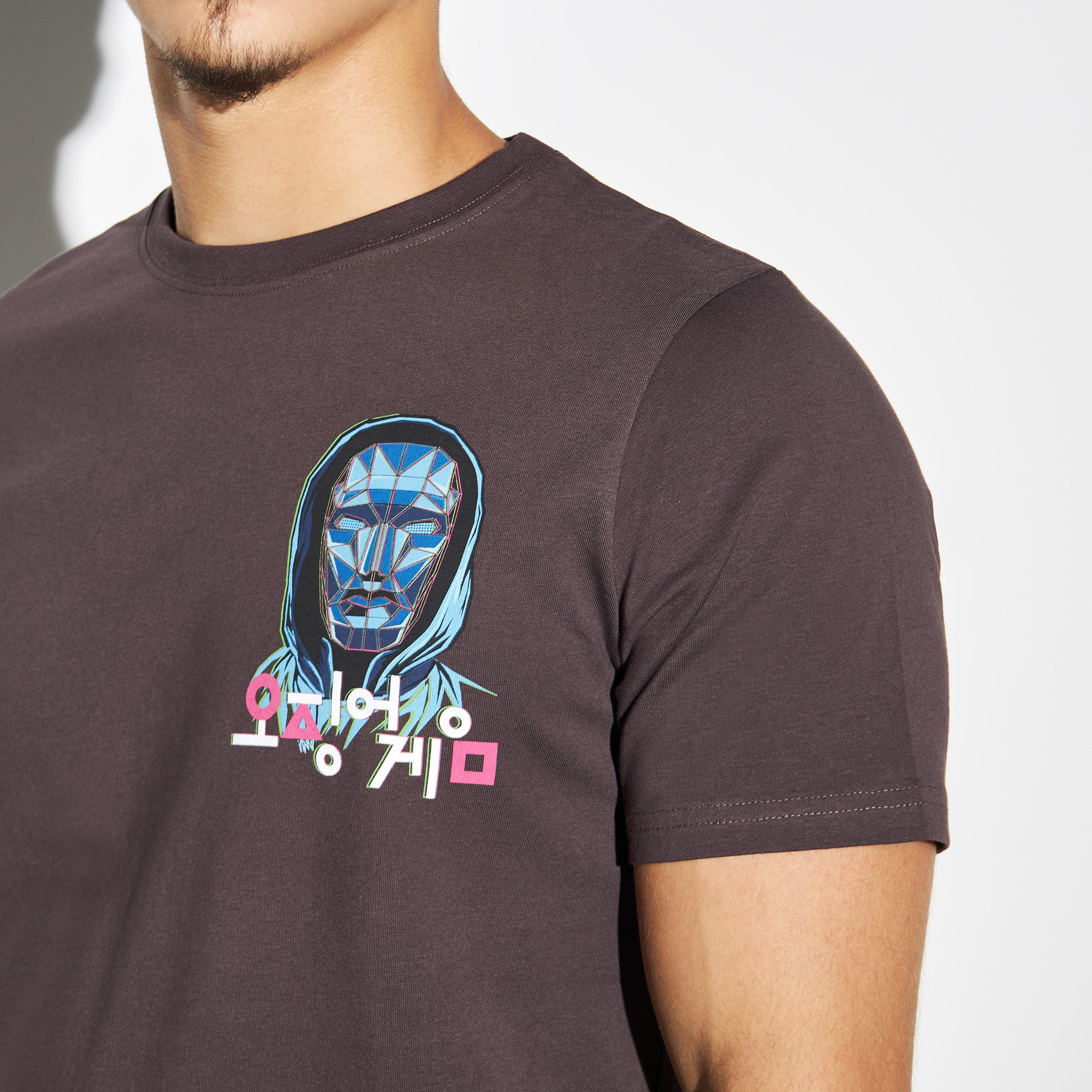 تيشيرت بياقة ضيقة وأكمام قصيرة وطبعات-men-clothing-tshirtsandpolos-tshirts-image-4