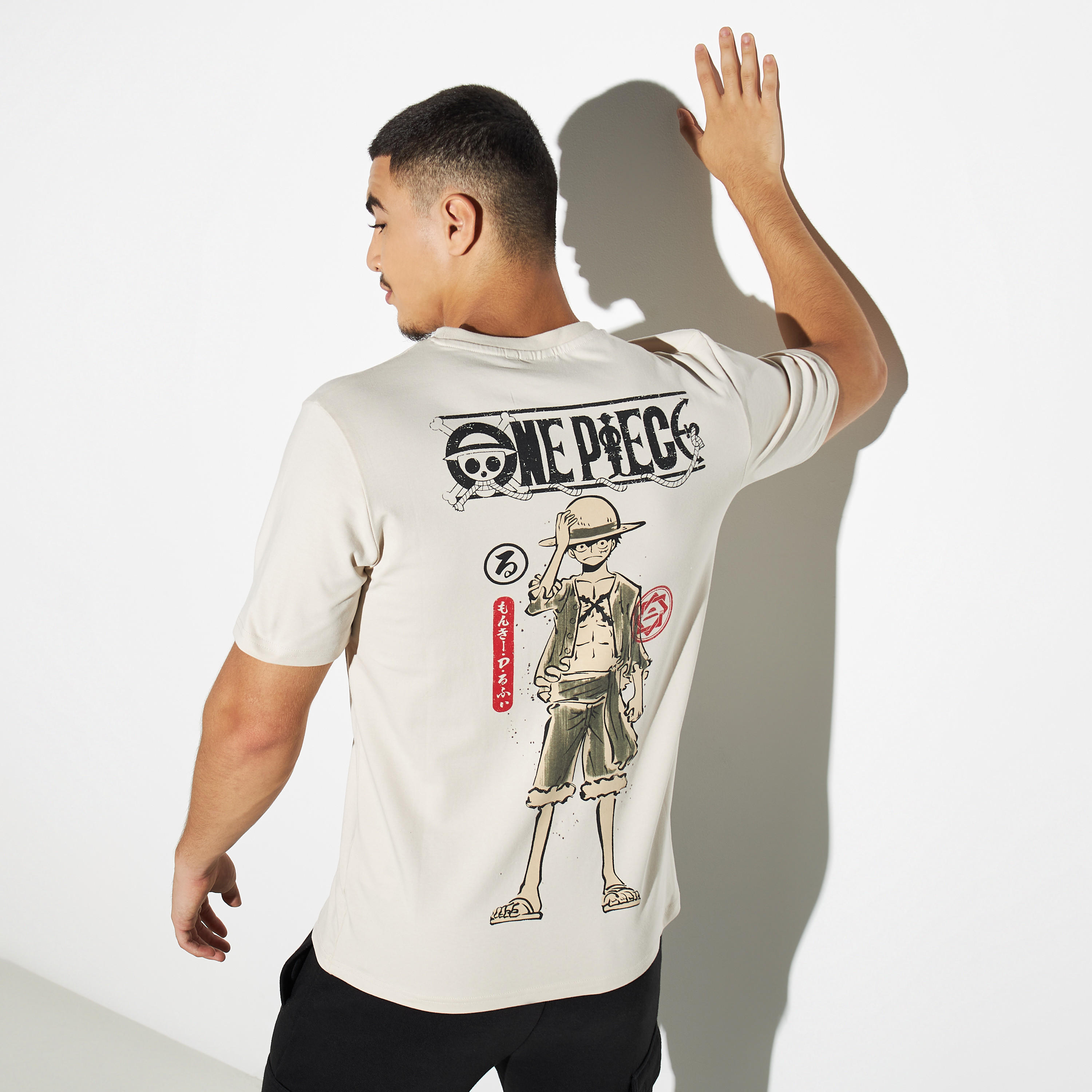 تيشيرت بياقة ضيقة وأكمام قصيرة وطبعات-men-clothing-tshirtsandpolos-tshirts-image-1