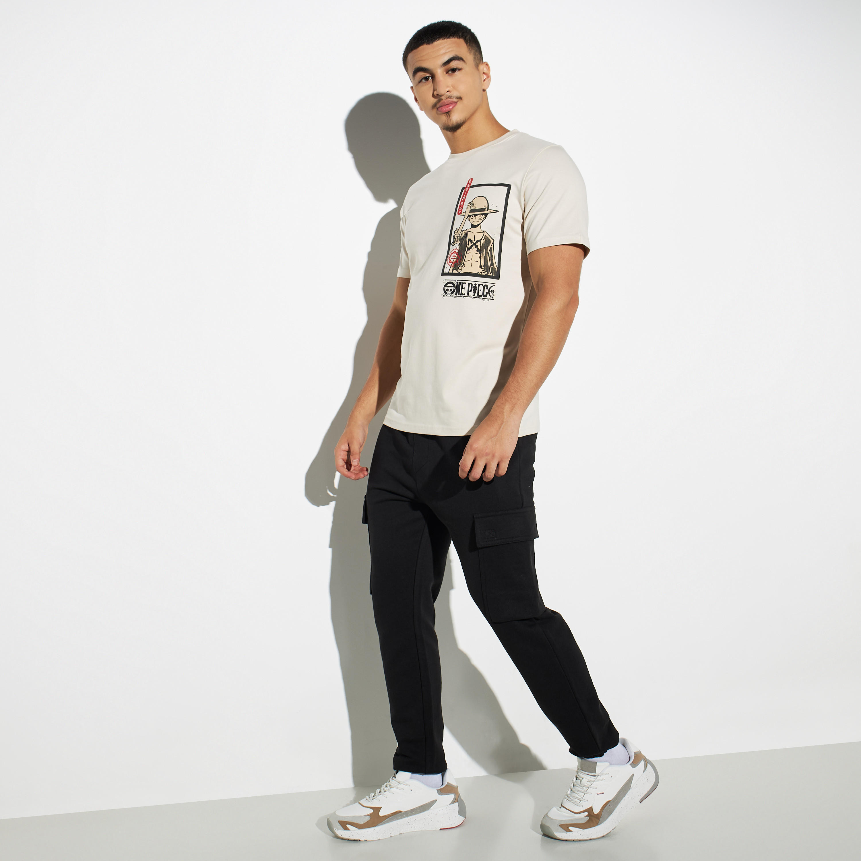 تيشيرت بياقة ضيقة وأكمام قصيرة وطبعات-men-clothing-tshirtsandpolos-tshirts-image-2
