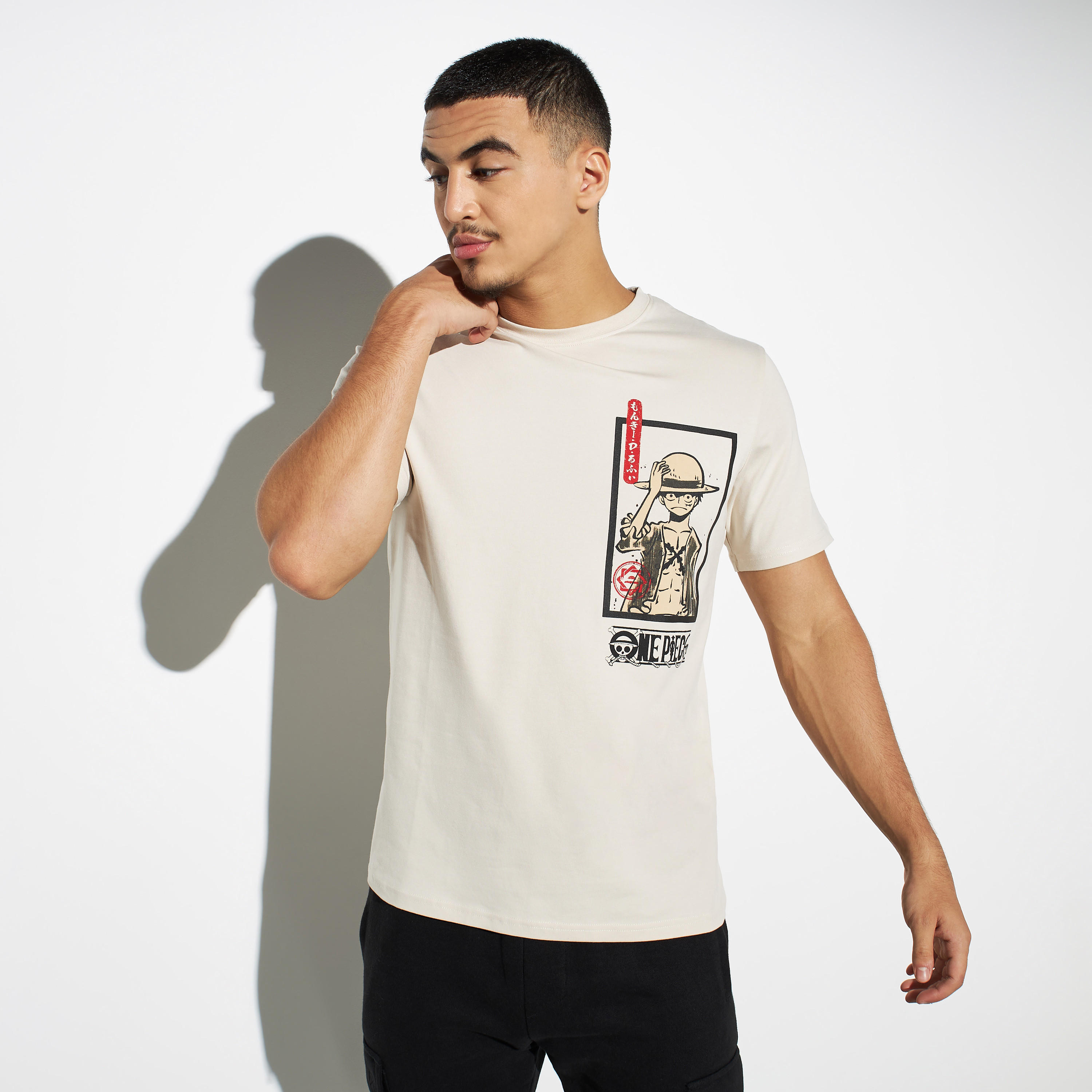 تيشيرت بياقة ضيقة وأكمام قصيرة وطبعات-men-clothing-tshirtsandpolos-tshirts-image-3