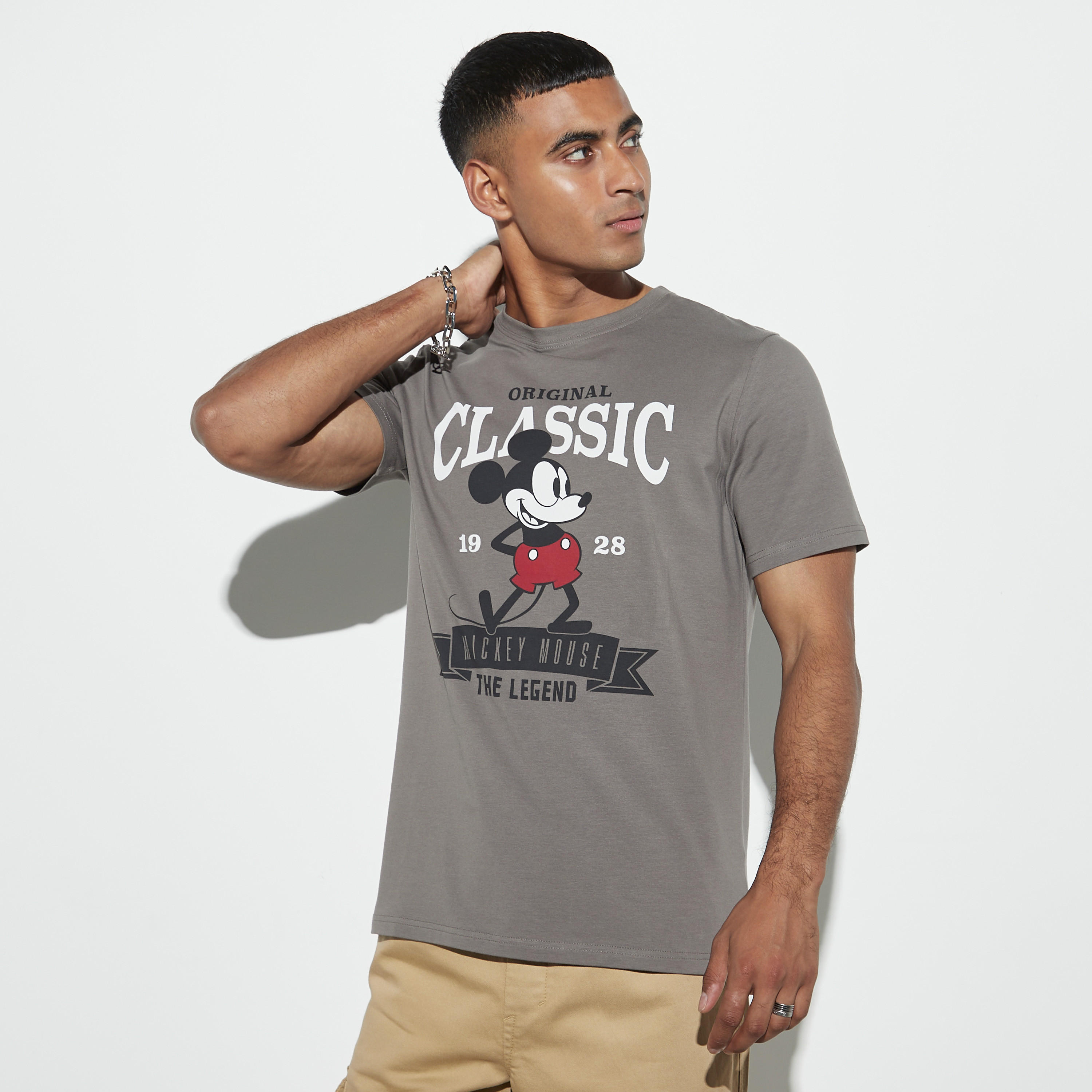 تيشيرت طويل بياقة ضيّقة وأكمام قصيرة وطبعات ميكي ماوس-men-clothing-tshirtsandpolos-tshirts-image-1