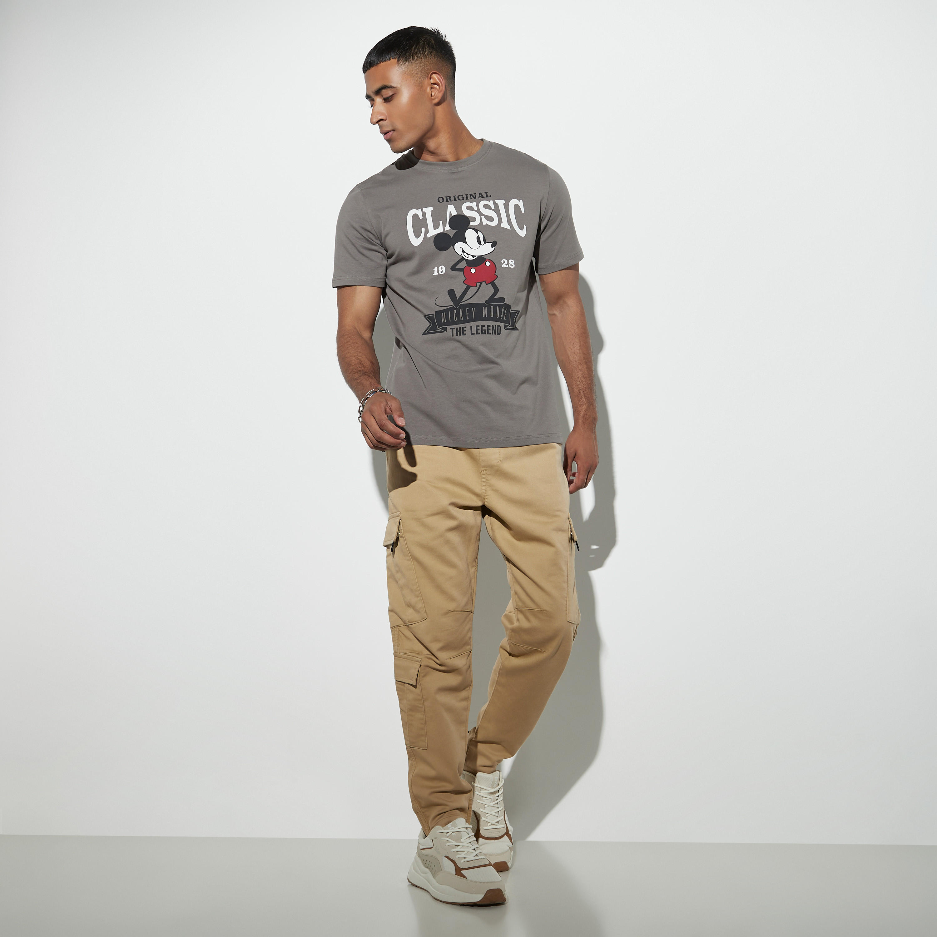 تيشيرت طويل بياقة ضيّقة وأكمام قصيرة وطبعات ميكي ماوس-men-clothing-tshirtsandpolos-tshirts-image-2