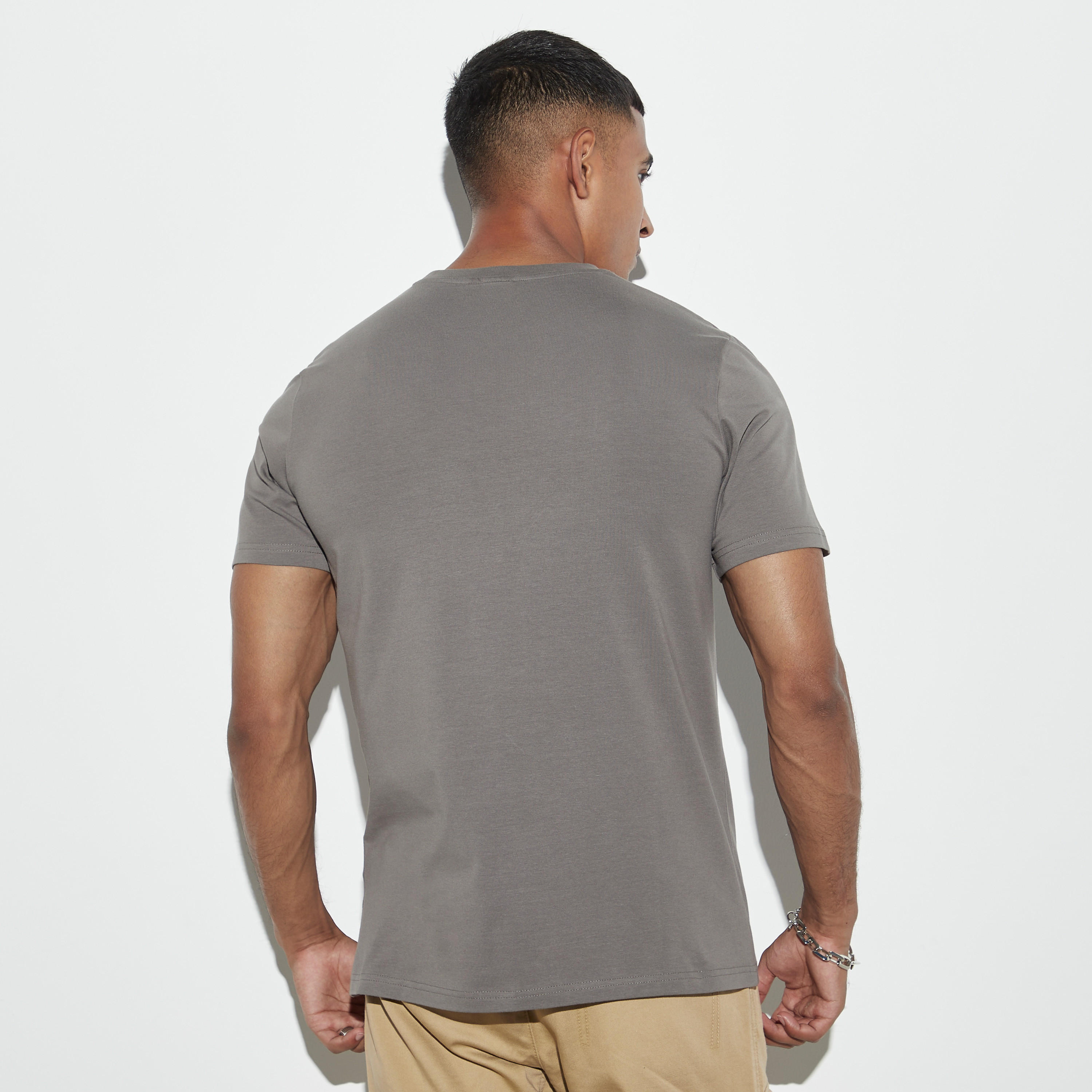 تيشيرت طويل بياقة ضيّقة وأكمام قصيرة وطبعات ميكي ماوس-men-clothing-tshirtsandpolos-tshirts-image-3