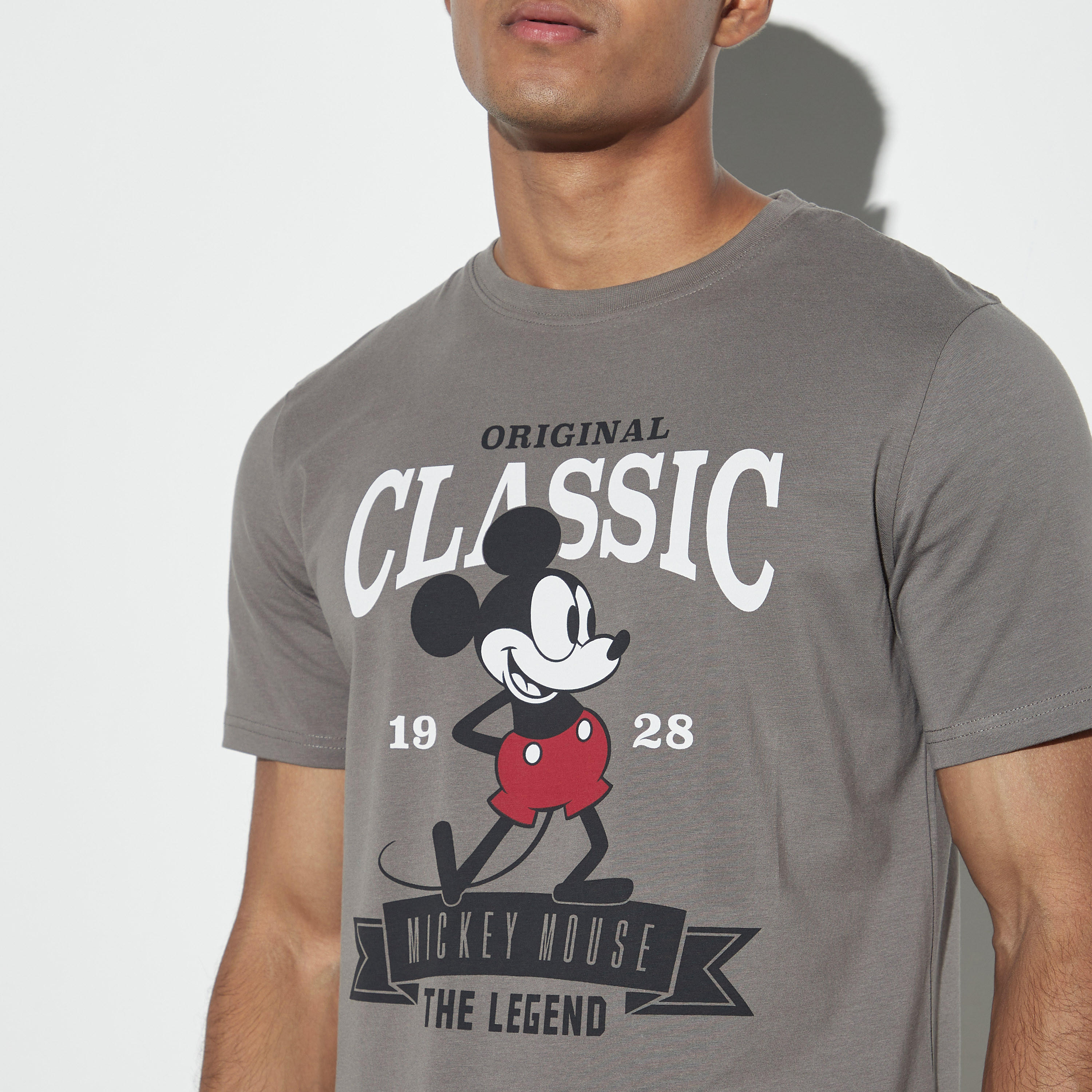تيشيرت طويل بياقة ضيّقة وأكمام قصيرة وطبعات ميكي ماوس-men-clothing-tshirtsandpolos-tshirts-image-4