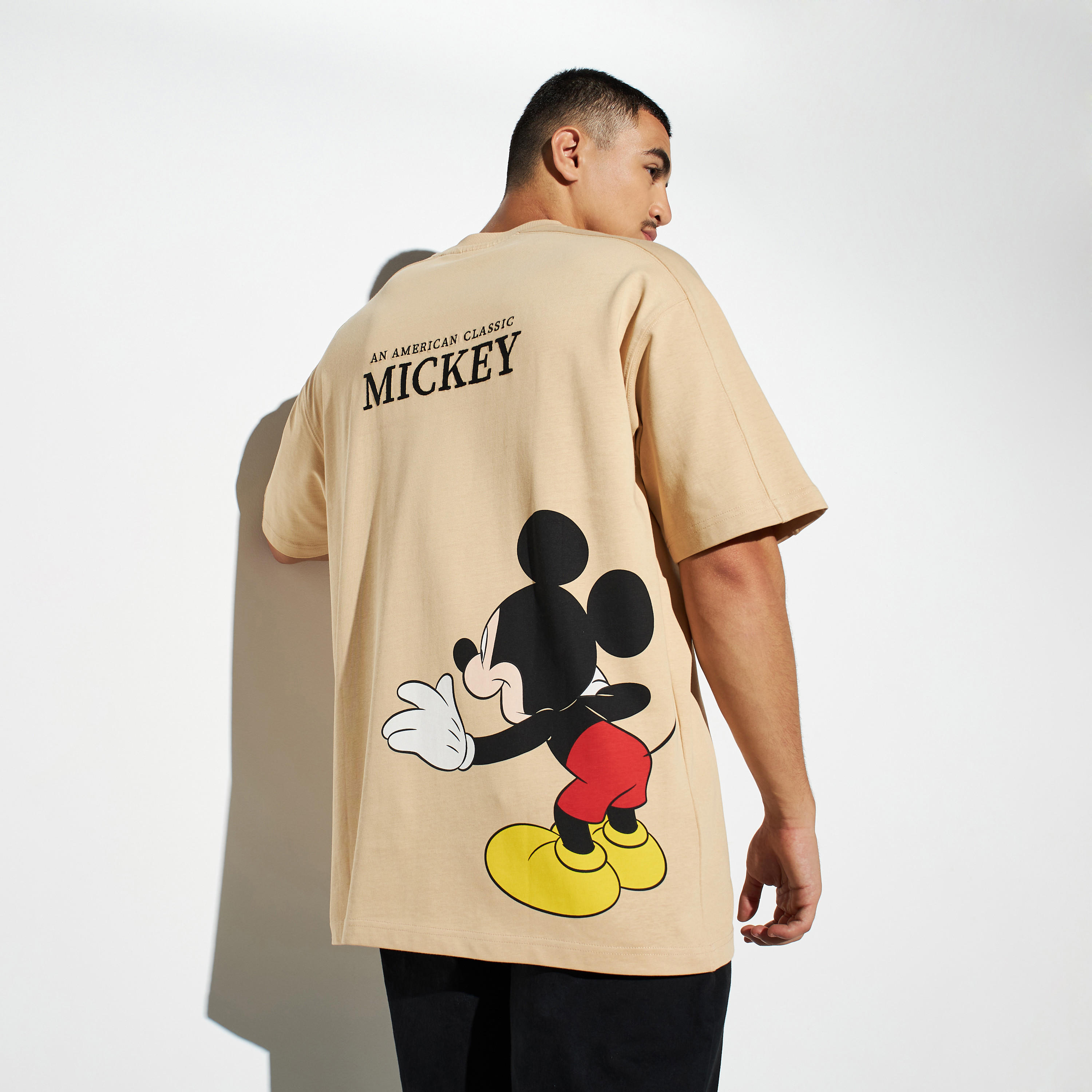 تيشيرت بياقة ضيقة وأكمام قصيرة وطبعات ميكي ماوس-men-clothing-tshirtsandpolos-tshirts-image-1
