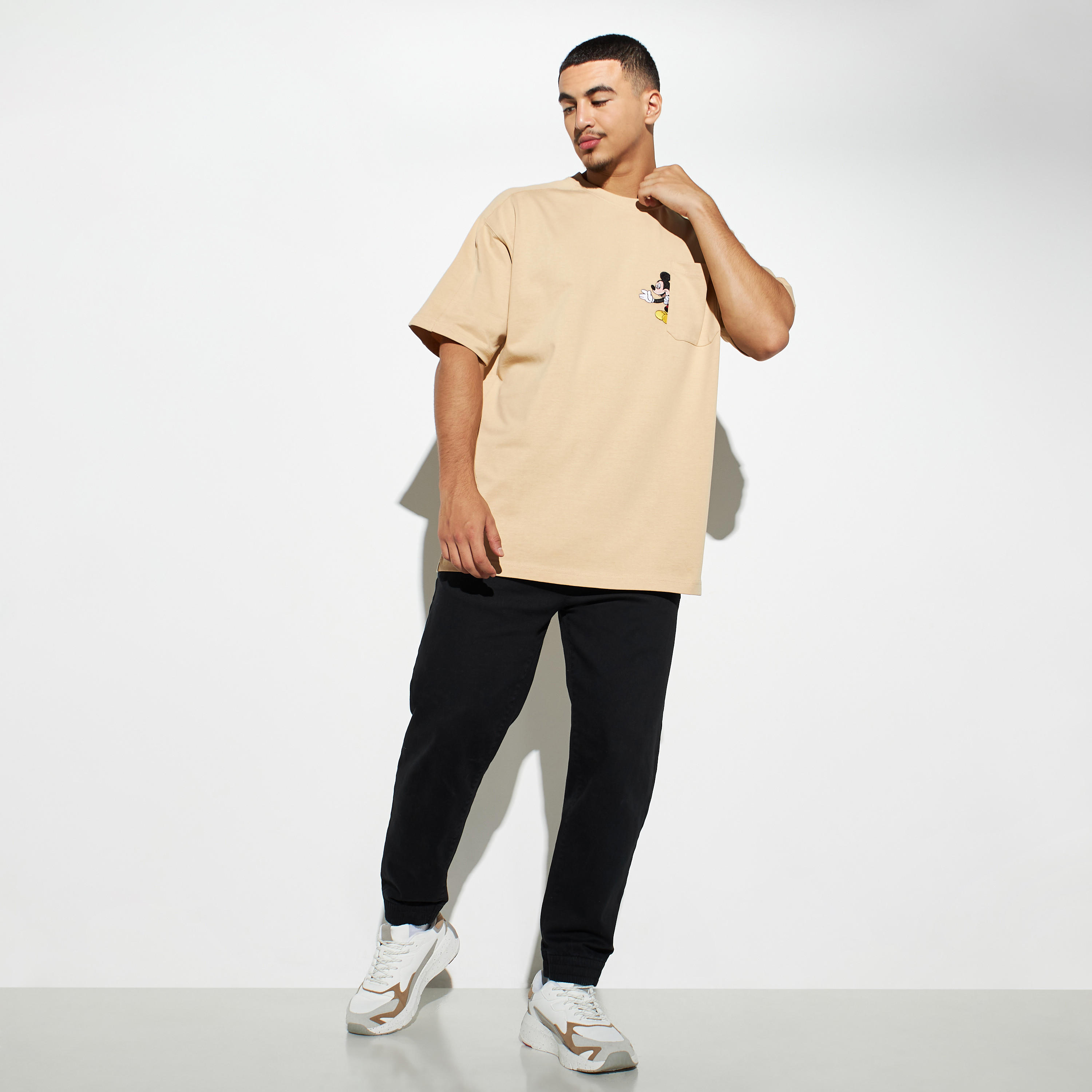 تيشيرت بياقة ضيقة وأكمام قصيرة وطبعات ميكي ماوس-men-clothing-tshirtsandpolos-tshirts-image-2