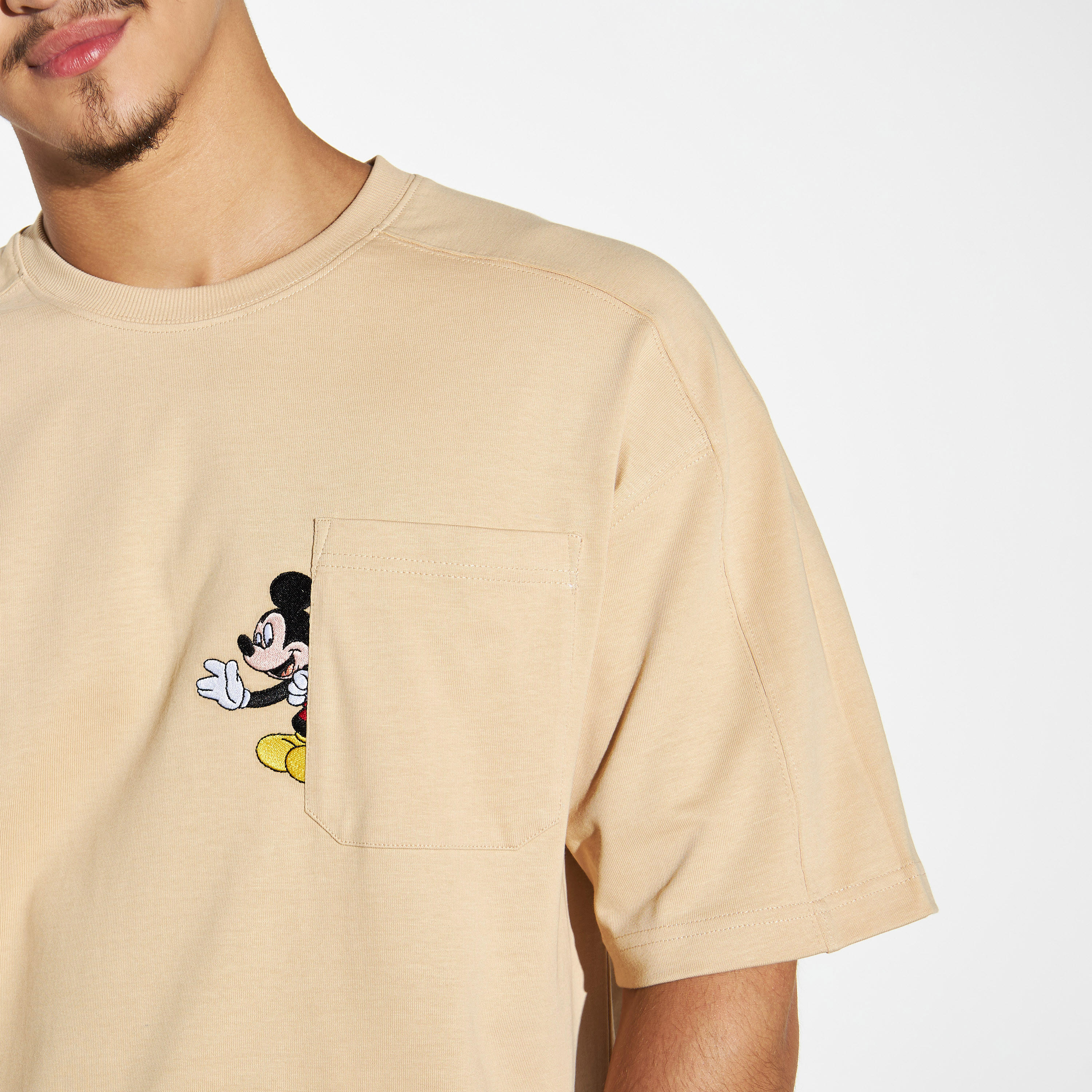 تيشيرت بياقة ضيقة وأكمام قصيرة وطبعات ميكي ماوس-men-clothing-tshirtsandpolos-tshirts-image-3