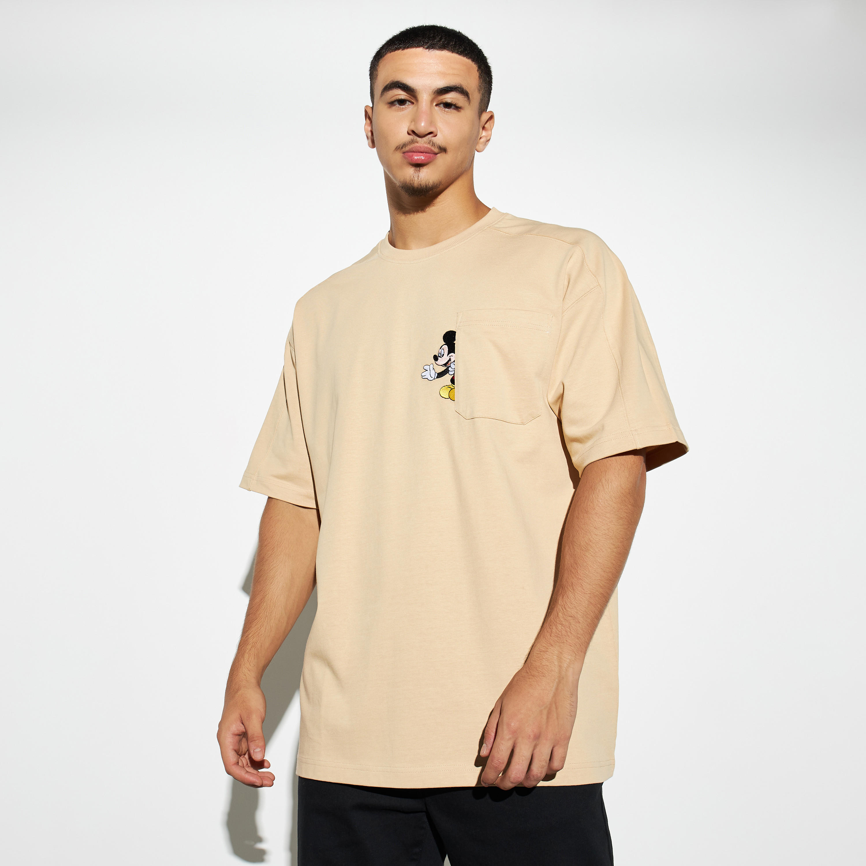 تيشيرت بياقة ضيقة وأكمام قصيرة وطبعات ميكي ماوس-men-clothing-tshirtsandpolos-tshirts-image-4