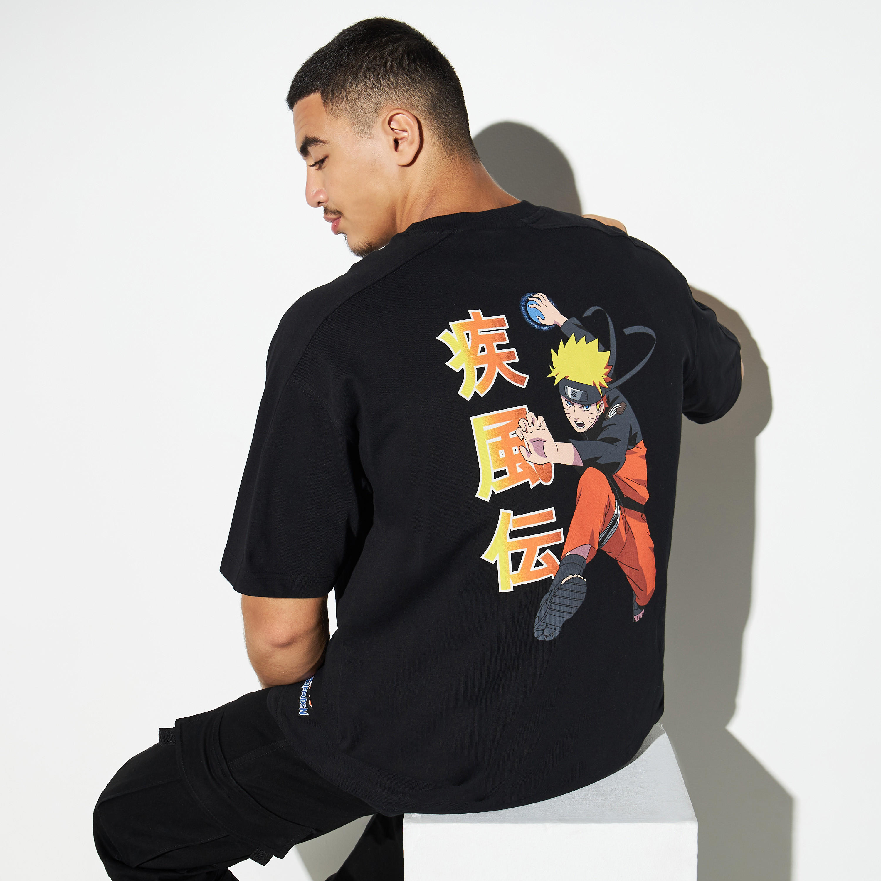 تيشيرت بياقة ضيقة وأكمام قصيرة وطبعات-men-clothing-tshirtsandpolos-tshirts-image-1