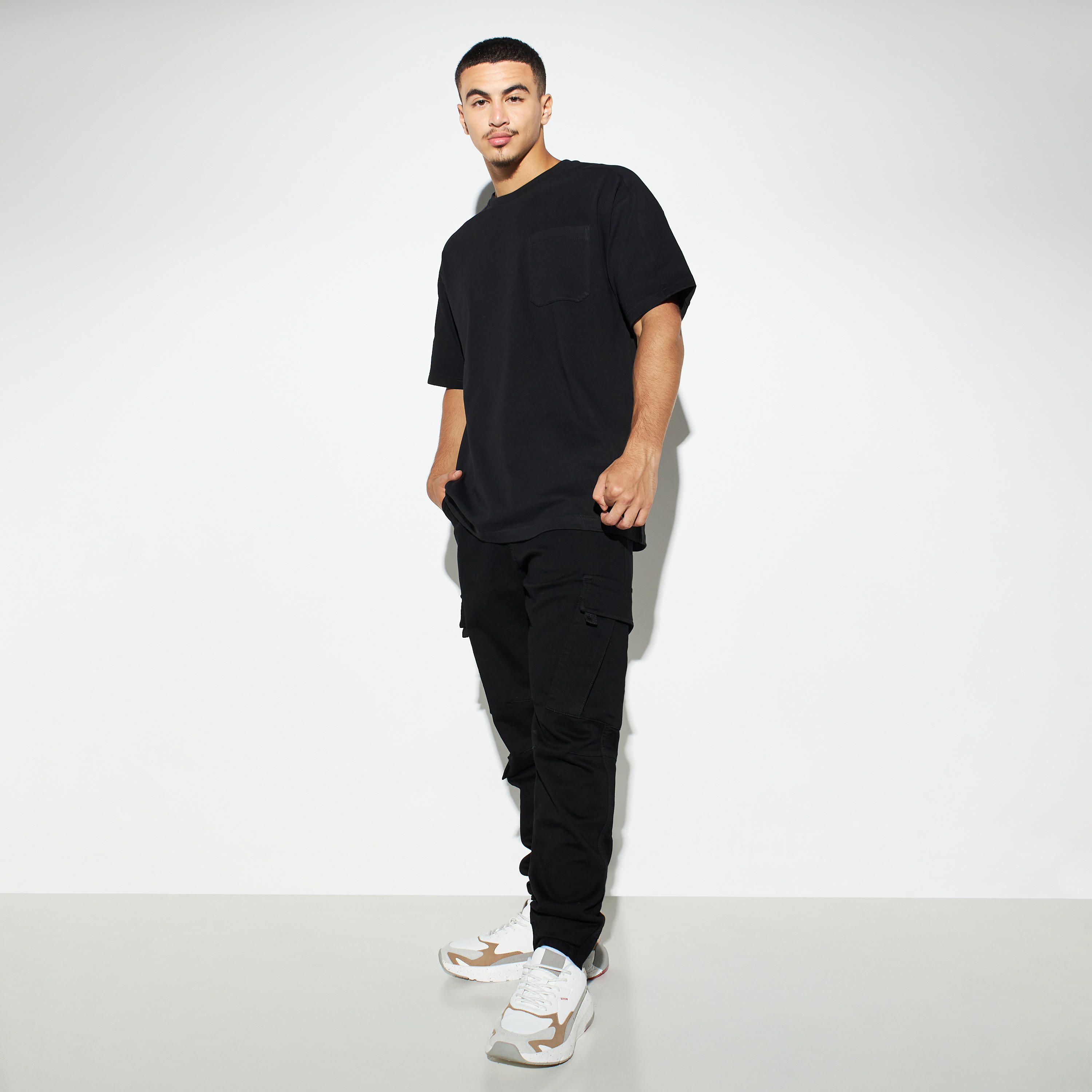 تيشيرت بياقة ضيقة وأكمام قصيرة وطبعات-men-clothing-tshirtsandpolos-tshirts-image-2
