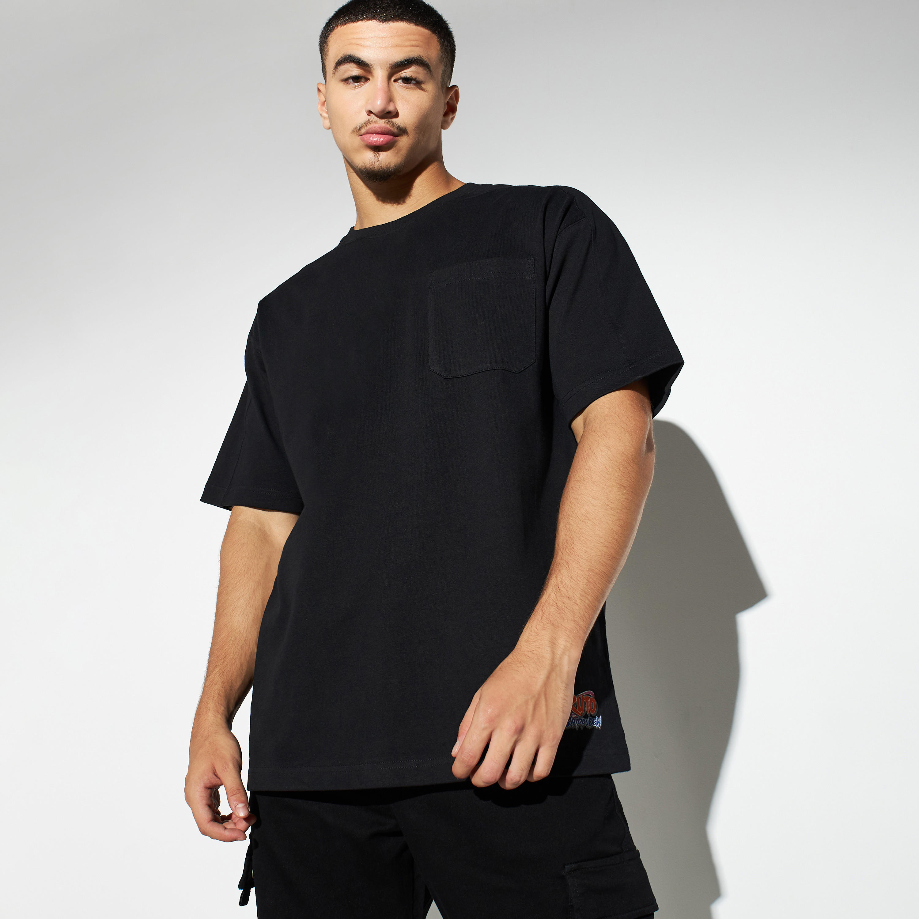 تيشيرت بياقة ضيقة وأكمام قصيرة وطبعات-men-clothing-tshirtsandpolos-tshirts-image-3
