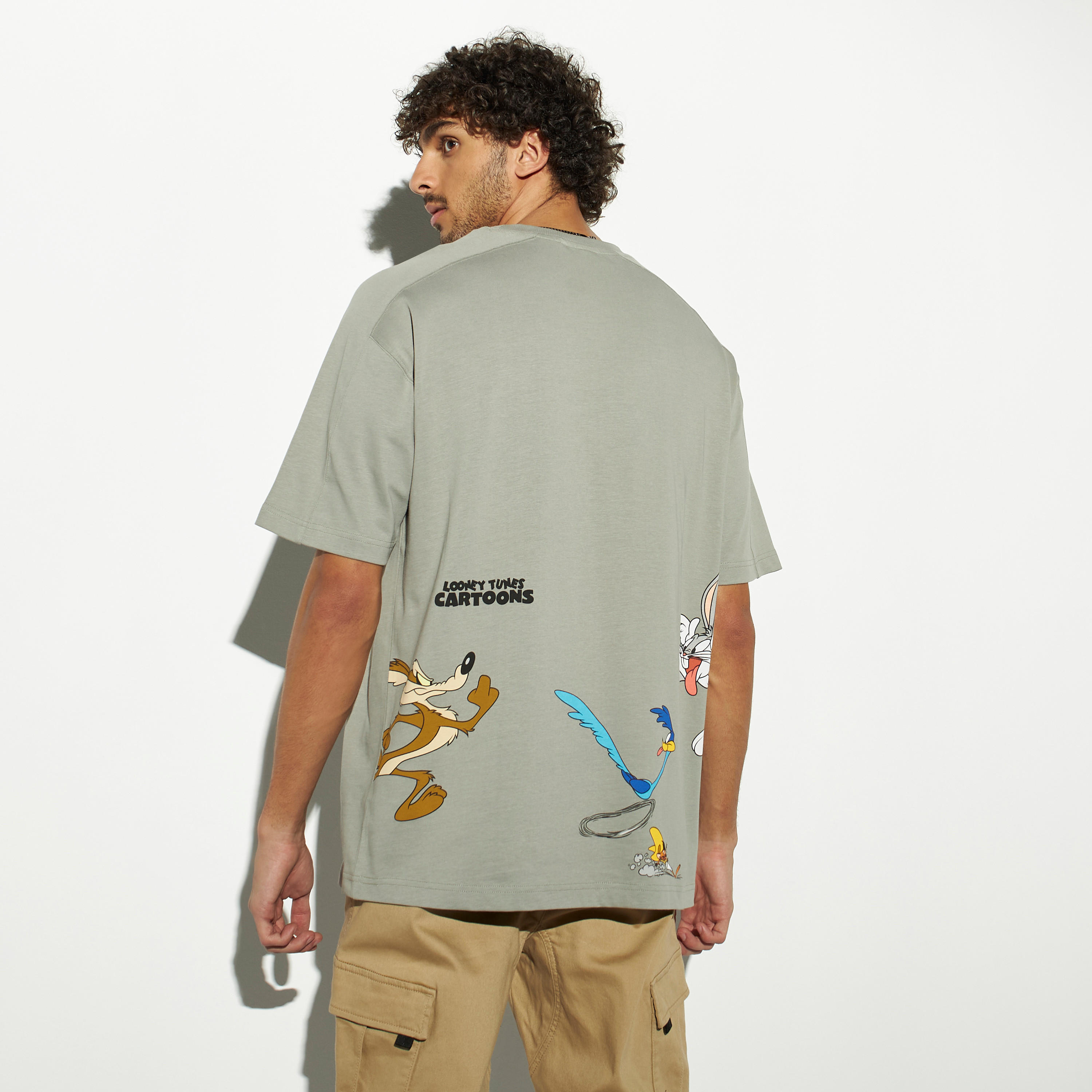 تيشيرت بياقة ضيقة وأكمام قصيرة وطبعات لوني تيونز-men-clothing-tshirtsandpolos-tshirts-image-1