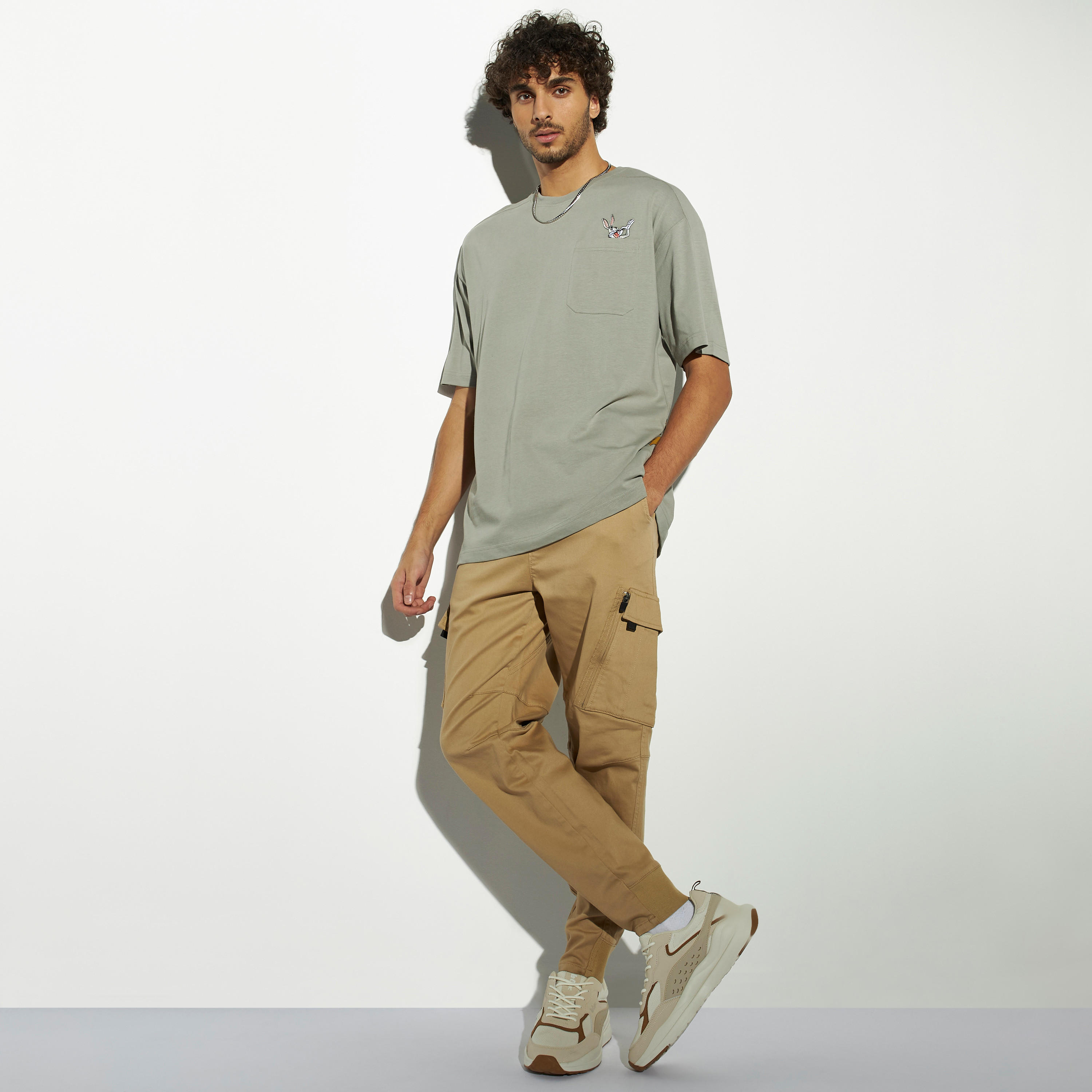 تيشيرت بياقة ضيقة وأكمام قصيرة وطبعات لوني تيونز-men-clothing-tshirtsandpolos-tshirts-image-2