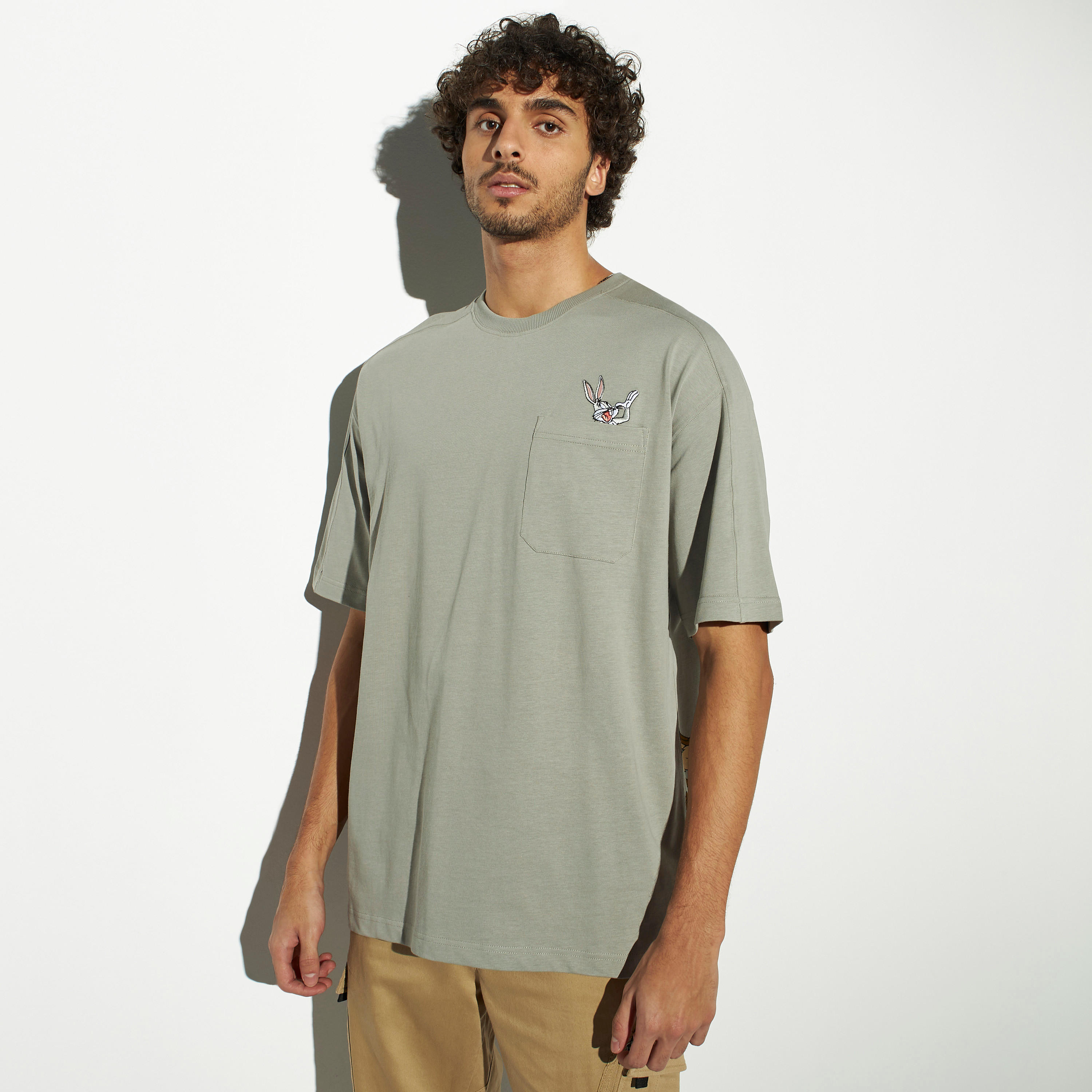 تيشيرت بياقة ضيقة وأكمام قصيرة وطبعات لوني تيونز-men-clothing-tshirtsandpolos-tshirts-image-3