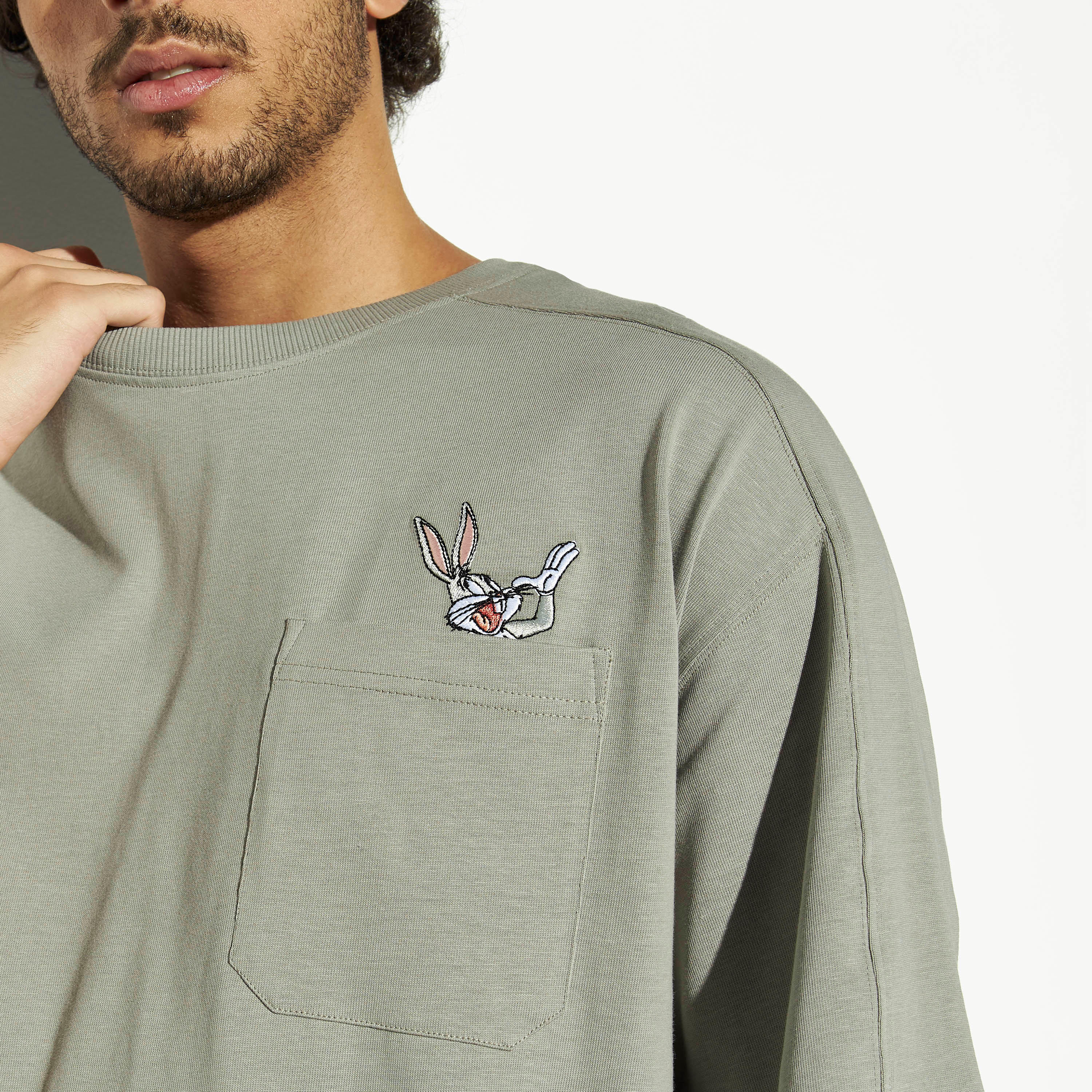تيشيرت بياقة ضيقة وأكمام قصيرة وطبعات لوني تيونز-men-clothing-tshirtsandpolos-tshirts-image-4